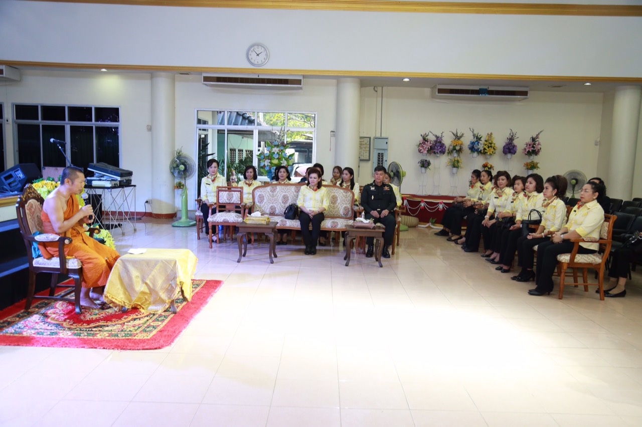 070 นายกสมาคมภริยาฯ นำอุปนายก และคณะกรรมการสมาคม ไปตรวจเยี่ยมโครงการที่ ศอว.ศอพท. จังหวัดลพบุรี โดยได้ไปสักการะรอยพระพุทธบาท จว.สระบุรี จากนั้นวางพวงมาลาสักการะอนุสาวรีย์สมเด็จพระนารายณ์มหาราช