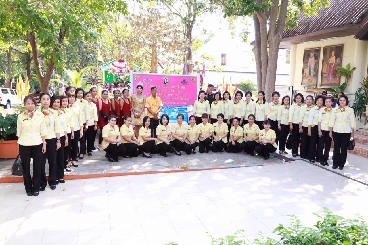 070 นายกสมาคมภริยาฯ นำอุปนายก และคณะกรรมการสมาคม ไปตรวจเยี่ยมโครงการที่ ศอว.ศอพท. จังหวัดลพบุรี โดยได้ไปสักการะรอยพระพุทธบาท จว.สระบุรี จากนั้นวางพวงมาลาสักการะอนุสาวรีย์สมเด็จพระนารายณ์มหาราช