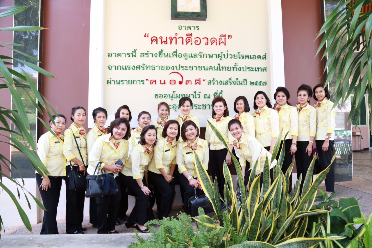 070 นายกสมาคมภริยาฯ นำอุปนายก และคณะกรรมการสมาคม ไปตรวจเยี่ยมโครงการที่ ศอว.ศอพท. จังหวัดลพบุรี โดยได้ไปสักการะรอยพระพุทธบาท จว.สระบุรี จากนั้นวางพวงมาลาสักการะอนุสาวรีย์สมเด็จพระนารายณ์มหาราช
