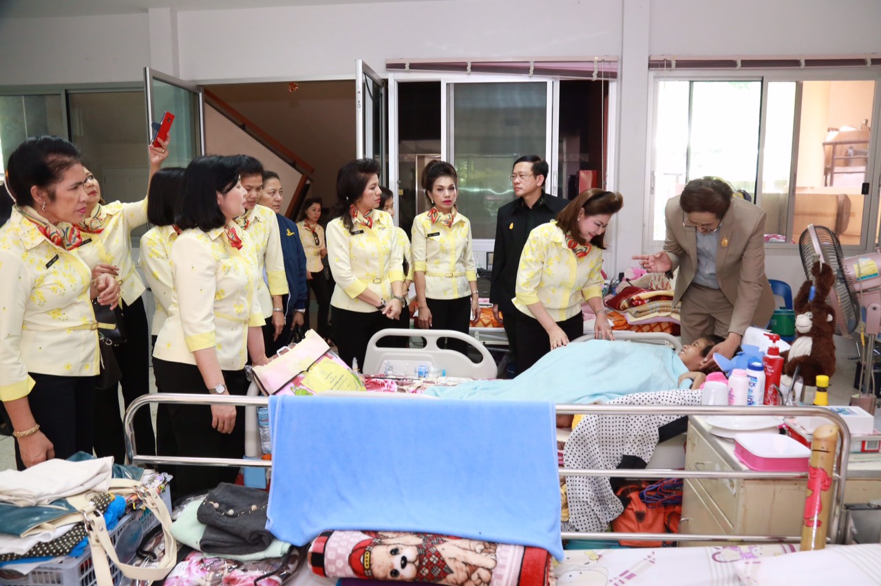 070 นายกสมาคมภริยาฯ นำอุปนายก และคณะกรรมการสมาคม ไปตรวจเยี่ยมโครงการที่ ศอว.ศอพท. จังหวัดลพบุรี โดยได้ไปสักการะรอยพระพุทธบาท จว.สระบุรี จากนั้นวางพวงมาลาสักการะอนุสาวรีย์สมเด็จพระนารายณ์มหาราช
