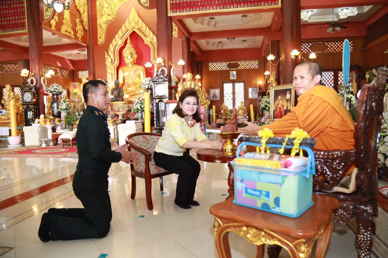 070 นายกสมาคมภริยาฯ นำอุปนายก และคณะกรรมการสมาคม ไปตรวจเยี่ยมโครงการที่ ศอว.ศอพท. จังหวัดลพบุรี โดยได้ไปสักการะรอยพระพุทธบาท จว.สระบุรี จากนั้นวางพวงมาลาสักการะอนุสาวรีย์สมเด็จพระนารายณ์มหาราช