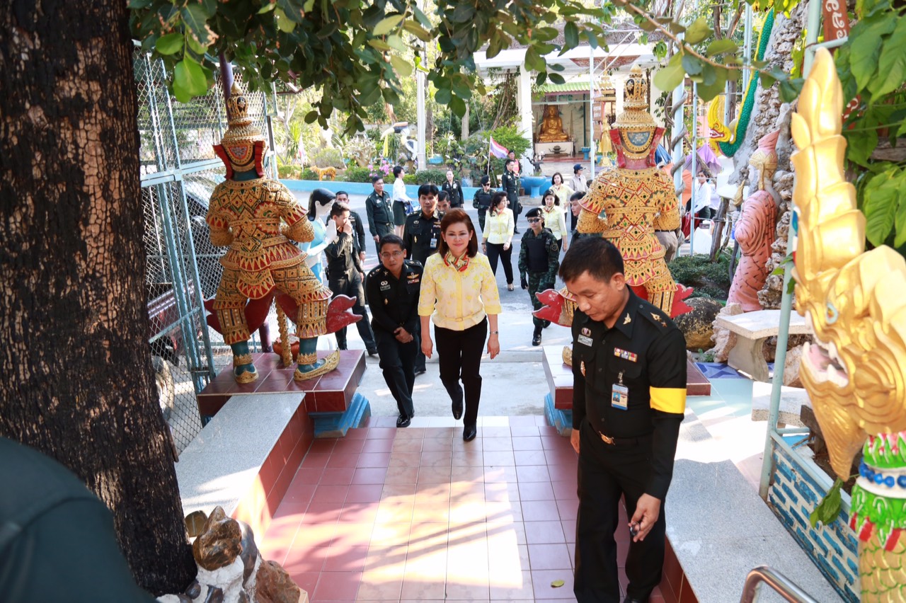070 นายกสมาคมภริยาฯ นำอุปนายก และคณะกรรมการสมาคม ไปตรวจเยี่ยมโครงการที่ ศอว.ศอพท. จังหวัดลพบุรี โดยได้ไปสักการะรอยพระพุทธบาท จว.สระบุรี จากนั้นวางพวงมาลาสักการะอนุสาวรีย์สมเด็จพระนารายณ์มหาราช