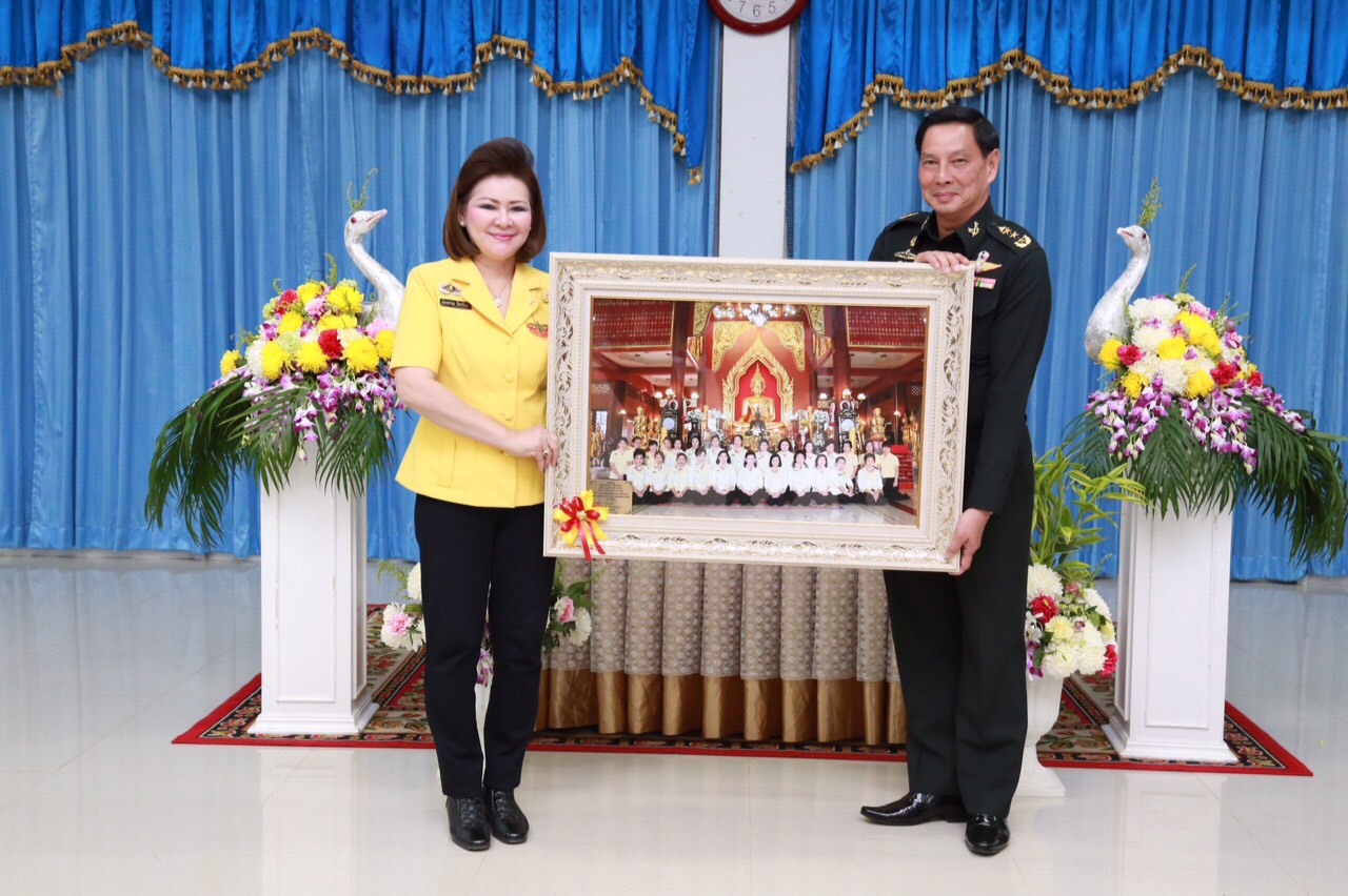 071 นายกสมาคมภริยาฯ นำอุปนายกฯ และคณะกรรมการตรวจเยี่ยมโครงการ ๔ โครงการที่ ศอว.ศอพท. จังหวัดลพบุรี โดยมี พลโท นภนต์ สร้างสมวงษ์ ผบ.ศอว.ศอพท.ให้การต้อนรับและบรรยายสรุป