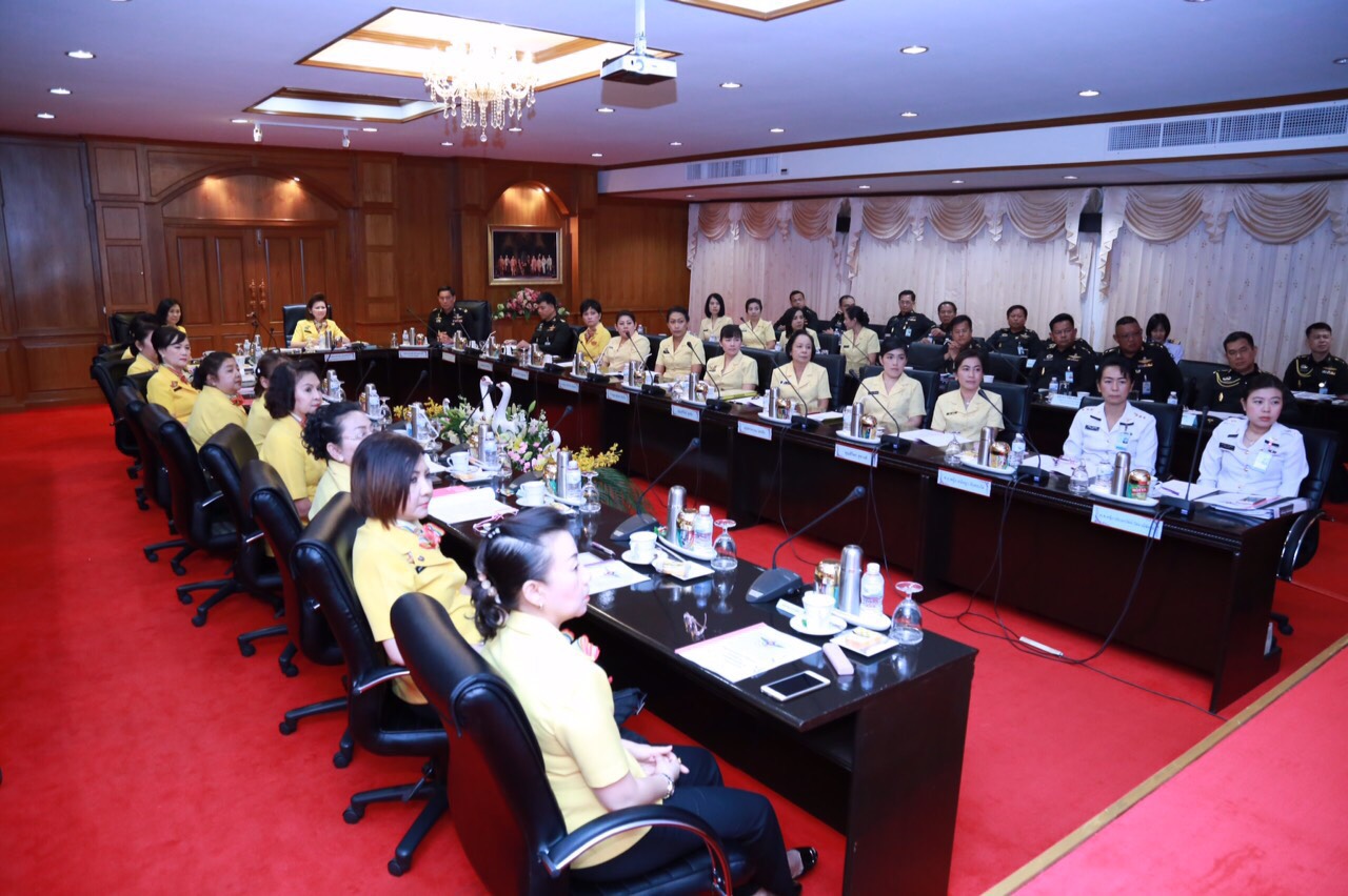 071 นายกสมาคมภริยาฯ นำอุปนายกฯ และคณะกรรมการตรวจเยี่ยมโครงการ ๔ โครงการที่ ศอว.ศอพท. จังหวัดลพบุรี โดยมี พลโท นภนต์ สร้างสมวงษ์ ผบ.ศอว.ศอพท.ให้การต้อนรับและบรรยายสรุป