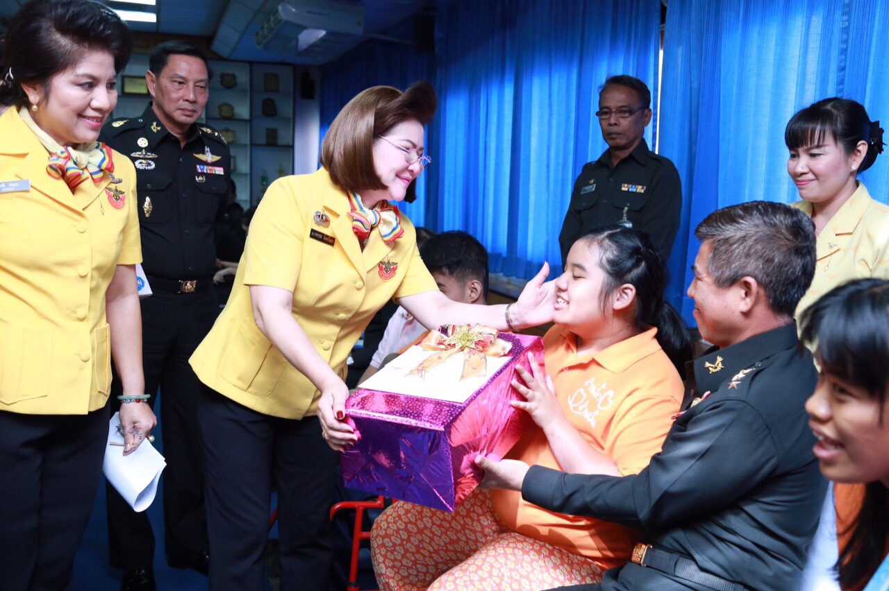 071 นายกสมาคมภริยาฯ นำอุปนายกฯ และคณะกรรมการตรวจเยี่ยมโครงการ ๔ โครงการที่ ศอว.ศอพท. จังหวัดลพบุรี โดยมี พลโท นภนต์ สร้างสมวงษ์ ผบ.ศอว.ศอพท.ให้การต้อนรับและบรรยายสรุป