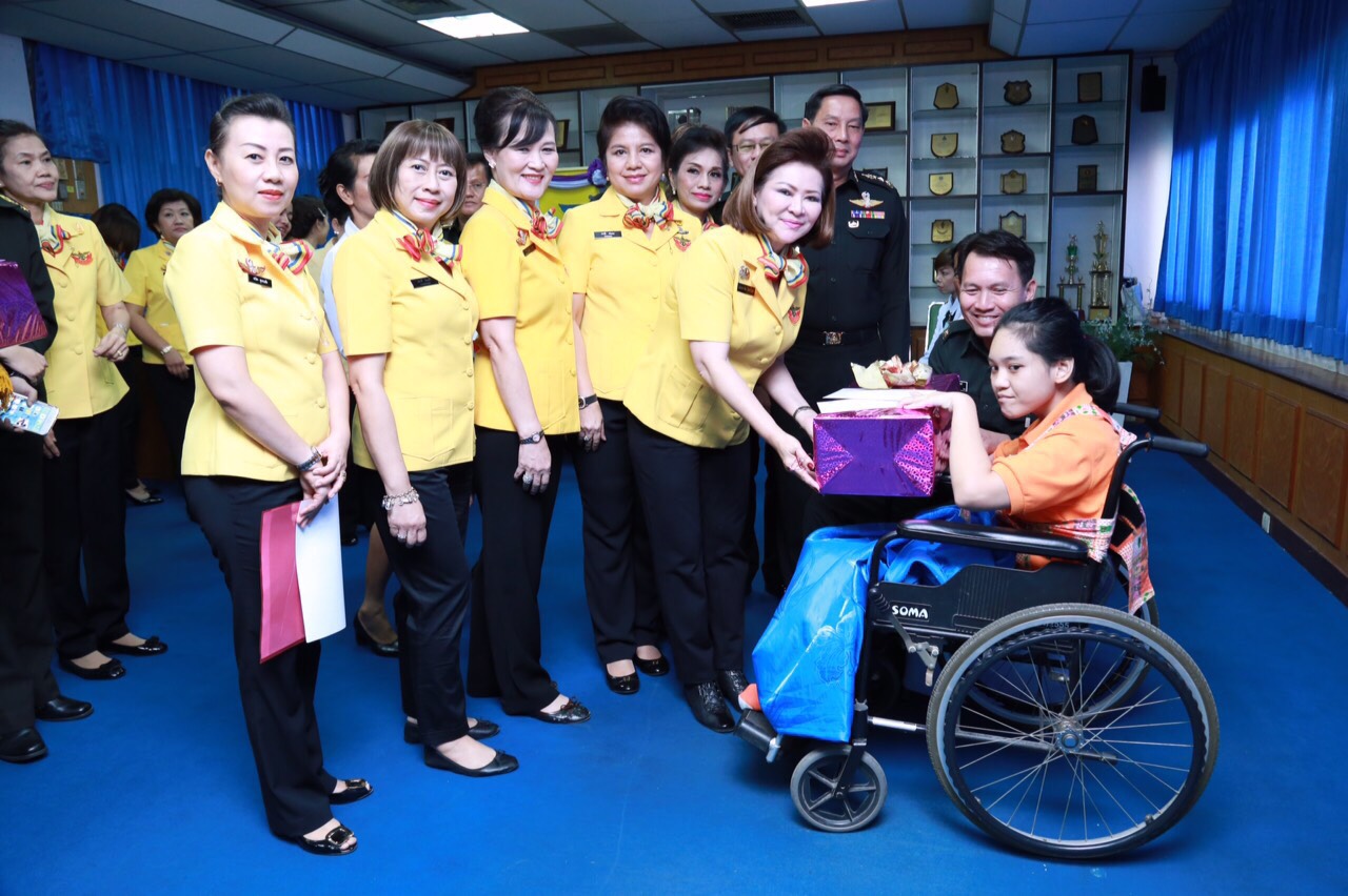 071 นายกสมาคมภริยาฯ นำอุปนายกฯ และคณะกรรมการตรวจเยี่ยมโครงการ ๔ โครงการที่ ศอว.ศอพท. จังหวัดลพบุรี โดยมี พลโท นภนต์ สร้างสมวงษ์ ผบ.ศอว.ศอพท.ให้การต้อนรับและบรรยายสรุป
