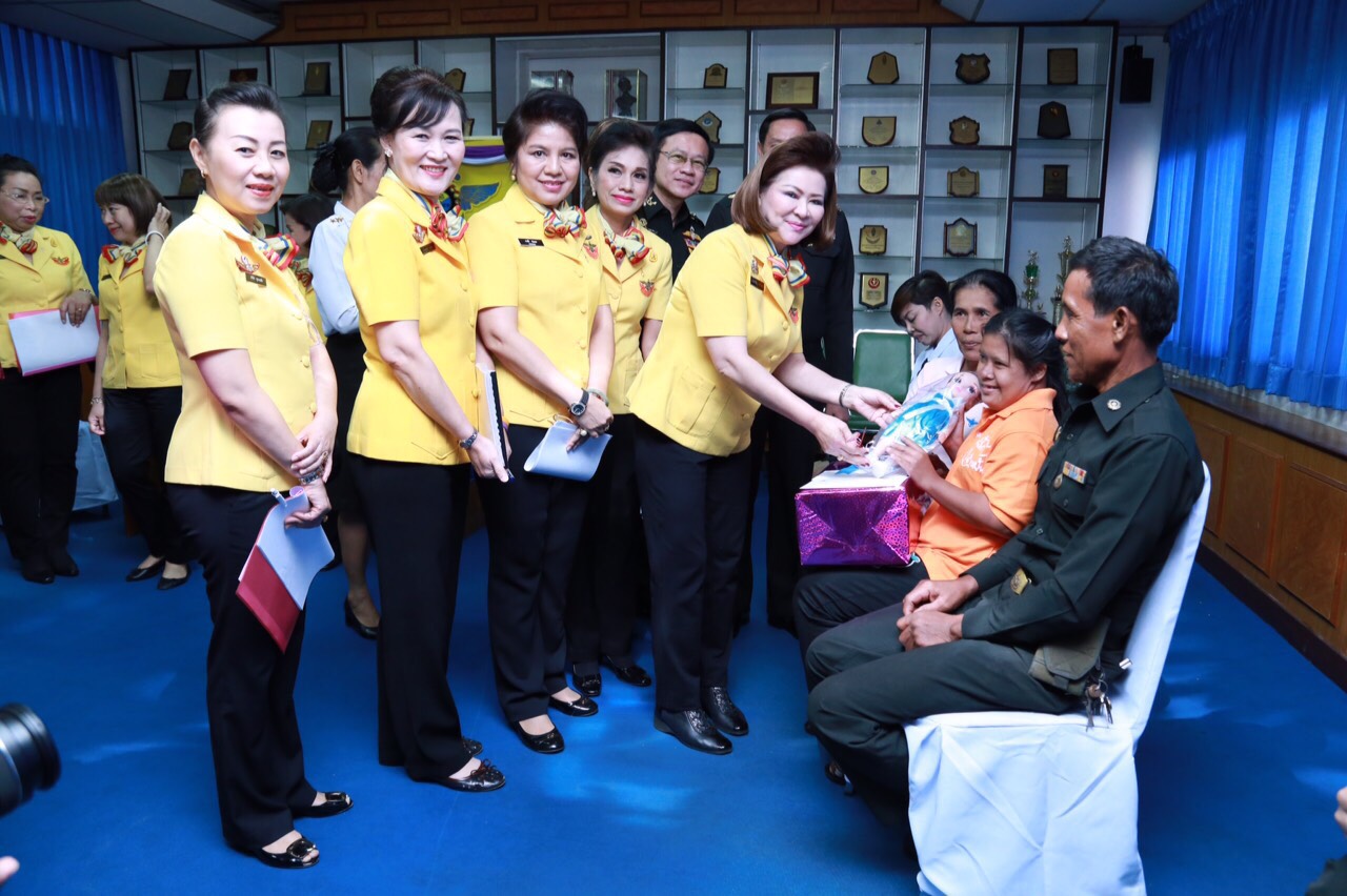 071 นายกสมาคมภริยาฯ นำอุปนายกฯ และคณะกรรมการตรวจเยี่ยมโครงการ ๔ โครงการที่ ศอว.ศอพท. จังหวัดลพบุรี โดยมี พลโท นภนต์ สร้างสมวงษ์ ผบ.ศอว.ศอพท.ให้การต้อนรับและบรรยายสรุป