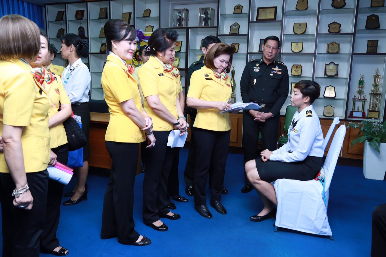 071 นายกสมาคมภริยาฯ นำอุปนายกฯ และคณะกรรมการตรวจเยี่ยมโครงการ ๔ โครงการที่ ศอว.ศอพท. จังหวัดลพบุรี โดยมี พลโท นภนต์ สร้างสมวงษ์ ผบ.ศอว.ศอพท.ให้การต้อนรับและบรรยายสรุป
