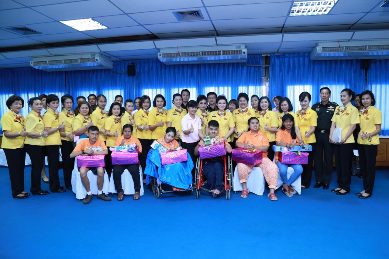 071 นายกสมาคมภริยาฯ นำอุปนายกฯ และคณะกรรมการตรวจเยี่ยมโครงการ ๔ โครงการที่ ศอว.ศอพท. จังหวัดลพบุรี โดยมี พลโท นภนต์ สร้างสมวงษ์ ผบ.ศอว.ศอพท.ให้การต้อนรับและบรรยายสรุป
