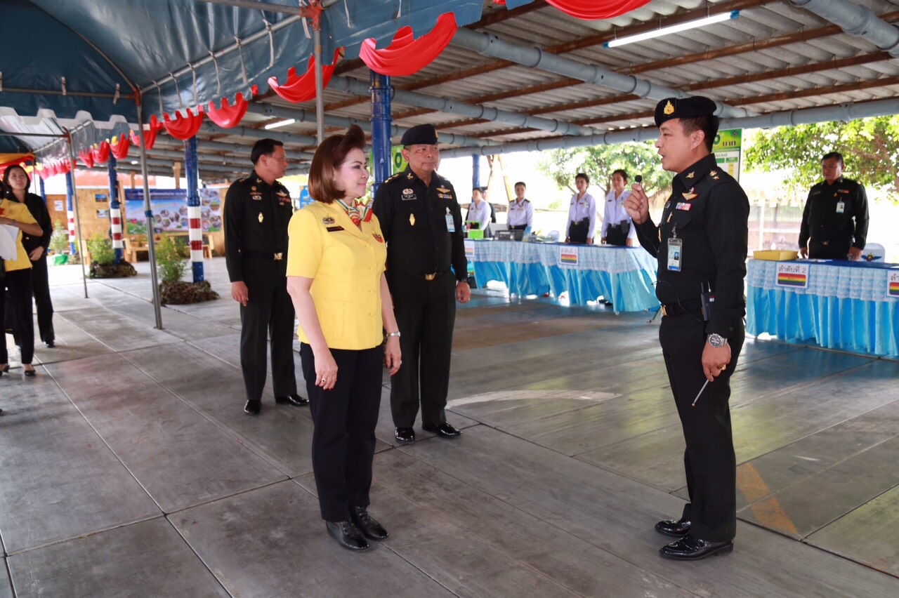 071 นายกสมาคมภริยาฯ นำอุปนายกฯ และคณะกรรมการตรวจเยี่ยมโครงการ ๔ โครงการที่ ศอว.ศอพท. จังหวัดลพบุรี โดยมี พลโท นภนต์ สร้างสมวงษ์ ผบ.ศอว.ศอพท.ให้การต้อนรับและบรรยายสรุป