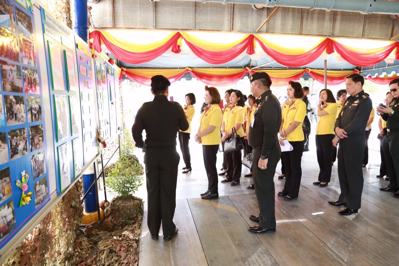 071 นายกสมาคมภริยาฯ นำอุปนายกฯ และคณะกรรมการตรวจเยี่ยมโครงการ ๔ โครงการที่ ศอว.ศอพท. จังหวัดลพบุรี โดยมี พลโท นภนต์ สร้างสมวงษ์ ผบ.ศอว.ศอพท.ให้การต้อนรับและบรรยายสรุป