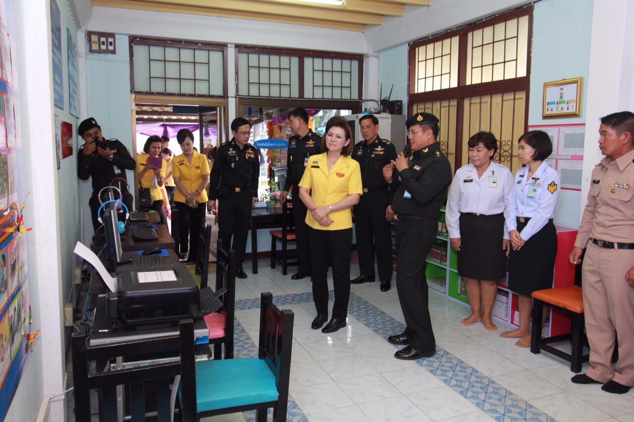 071 นายกสมาคมภริยาฯ นำอุปนายกฯ และคณะกรรมการตรวจเยี่ยมโครงการ ๔ โครงการที่ ศอว.ศอพท. จังหวัดลพบุรี โดยมี พลโท นภนต์ สร้างสมวงษ์ ผบ.ศอว.ศอพท.ให้การต้อนรับและบรรยายสรุป