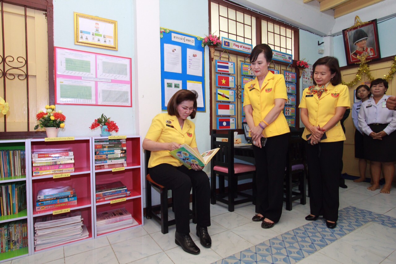 071 นายกสมาคมภริยาฯ นำอุปนายกฯ และคณะกรรมการตรวจเยี่ยมโครงการ ๔ โครงการที่ ศอว.ศอพท. จังหวัดลพบุรี โดยมี พลโท นภนต์ สร้างสมวงษ์ ผบ.ศอว.ศอพท.ให้การต้อนรับและบรรยายสรุป