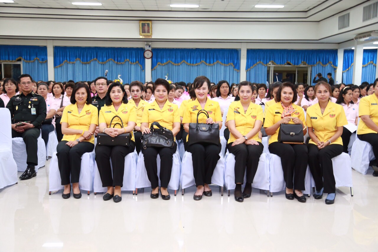 071 นายกสมาคมภริยาฯ นำอุปนายกฯ และคณะกรรมการตรวจเยี่ยมโครงการ ๔ โครงการที่ ศอว.ศอพท. จังหวัดลพบุรี โดยมี พลโท นภนต์ สร้างสมวงษ์ ผบ.ศอว.ศอพท.ให้การต้อนรับและบรรยายสรุป