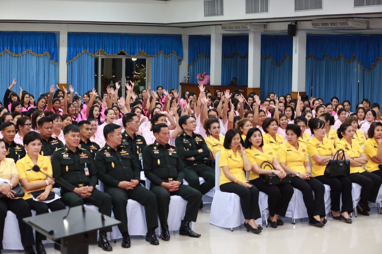 071 นายกสมาคมภริยาฯ นำอุปนายกฯ และคณะกรรมการตรวจเยี่ยมโครงการ ๔ โครงการที่ ศอว.ศอพท. จังหวัดลพบุรี โดยมี พลโท นภนต์ สร้างสมวงษ์ ผบ.ศอว.ศอพท.ให้การต้อนรับและบรรยายสรุป