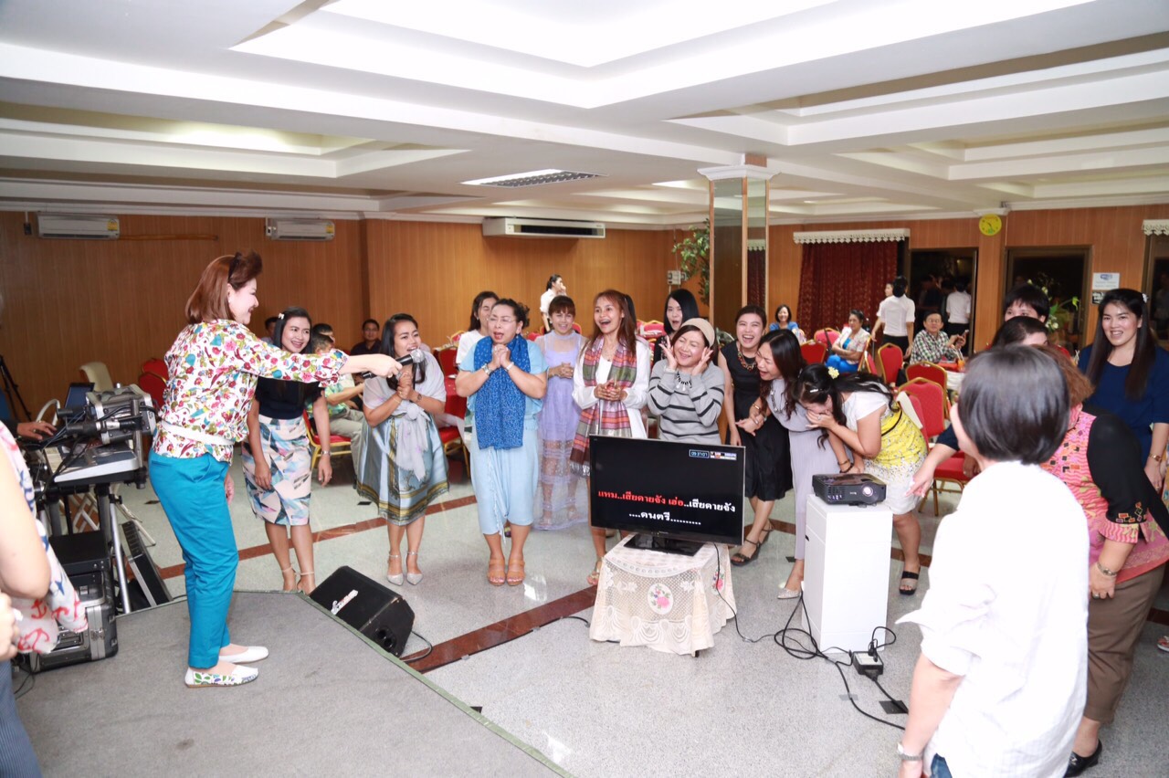 072 นายกสมาคมภริยาข้าราชการสำนักงานปลัดกระทรวงกลาโหม อุปนายกและคณะกรรมการสมาคมฯ ร่วมงานเลี้ยงต้อนรับที่ พลโท นภนต์ สร้างสมวงษ์ ผู้บัญชาการศูนย์อำนวยการสร้างอาวุธ ศูนย์การอุตสาหกรรมป้องกันประเทศและพลังงานทหาร