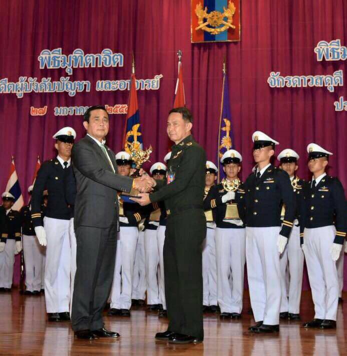 074 ปลัดกระทรวงกลาโหม และ นายกสมาคมภริยาฯ ร่วมงานวันสถาปนาโรงเรียนเตรียมทหาร ในงานนี้ ปลัดกระทรวงกลาโหม เข้ารับรางวัลเกียรติยศจักรดาวและศิษย์เก่าดีเด่นประจำปี ๒๕๕๙