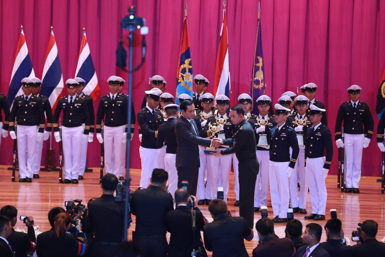 074 ปลัดกระทรวงกลาโหม และ นายกสมาคมภริยาฯ ร่วมงานวันสถาปนาโรงเรียนเตรียมทหาร ในงานนี้ ปลัดกระทรวงกลาโหม เข้ารับรางวัลเกียรติยศจักรดาวและศิษย์เก่าดีเด่นประจำปี ๒๕๕๙