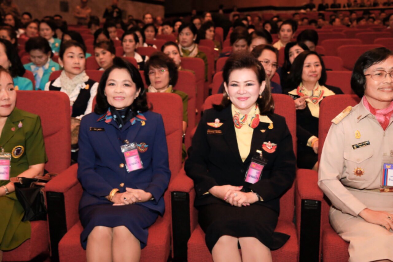 074 ปลัดกระทรวงกลาโหม และ นายกสมาคมภริยาฯ ร่วมงานวันสถาปนาโรงเรียนเตรียมทหาร ในงานนี้ ปลัดกระทรวงกลาโหม เข้ารับรางวัลเกียรติยศจักรดาวและศิษย์เก่าดีเด่นประจำปี ๒๕๕๙