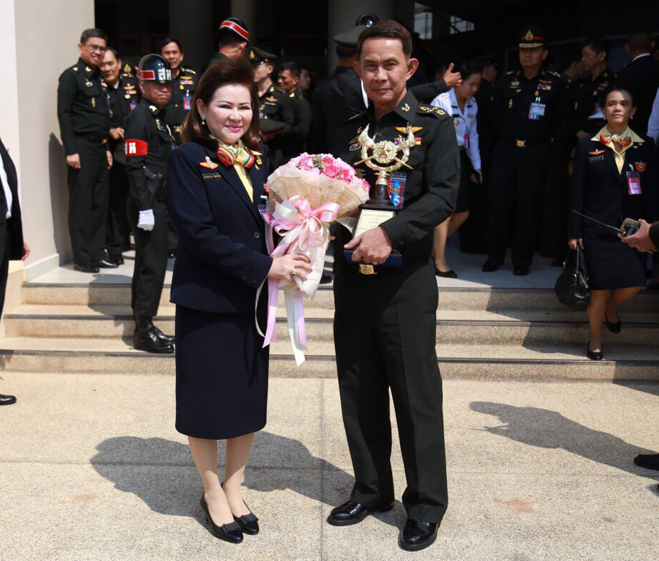 074 ปลัดกระทรวงกลาโหม และ นายกสมาคมภริยาฯ ร่วมงานวันสถาปนาโรงเรียนเตรียมทหาร ในงานนี้ ปลัดกระทรวงกลาโหม เข้ารับรางวัลเกียรติยศจักรดาวและศิษย์เก่าดีเด่นประจำปี ๒๕๕๙