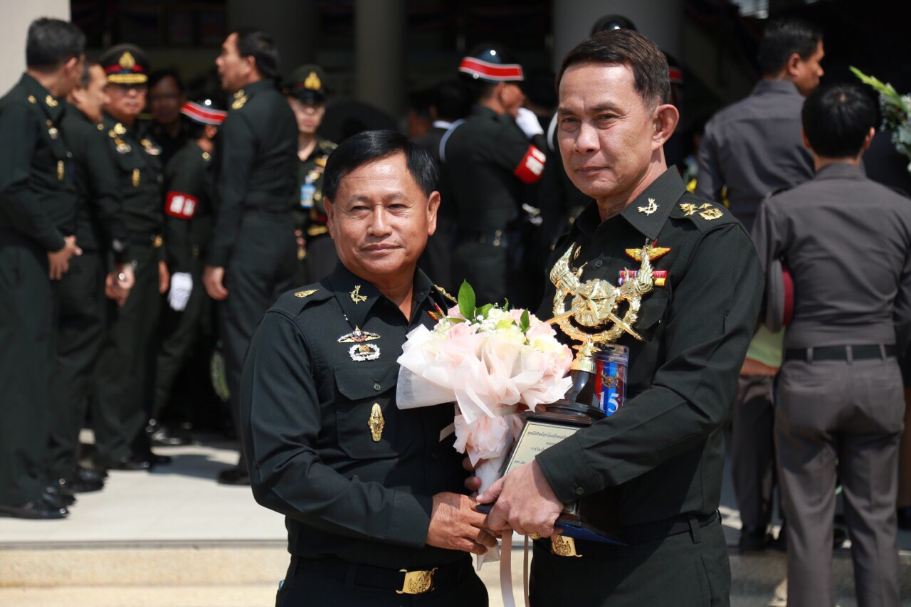 074 ปลัดกระทรวงกลาโหม และ นายกสมาคมภริยาฯ ร่วมงานวันสถาปนาโรงเรียนเตรียมทหาร ในงานนี้ ปลัดกระทรวงกลาโหม เข้ารับรางวัลเกียรติยศจักรดาวและศิษย์เก่าดีเด่นประจำปี ๒๕๕๙