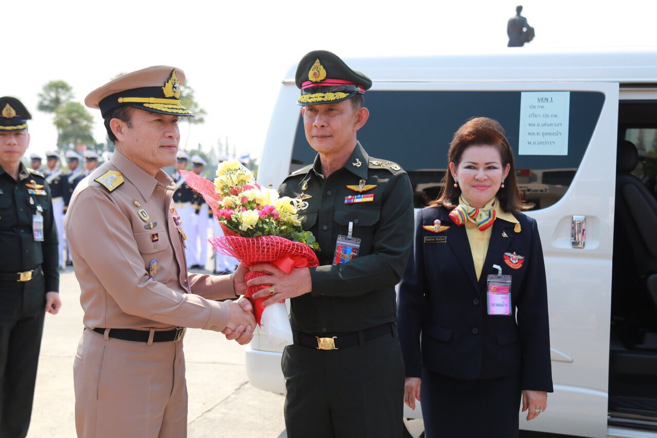 074 ปลัดกระทรวงกลาโหม และ นายกสมาคมภริยาฯ ร่วมงานวันสถาปนาโรงเรียนเตรียมทหาร ในงานนี้ ปลัดกระทรวงกลาโหม เข้ารับรางวัลเกียรติยศจักรดาวและศิษย์เก่าดีเด่นประจำปี ๒๕๕๙