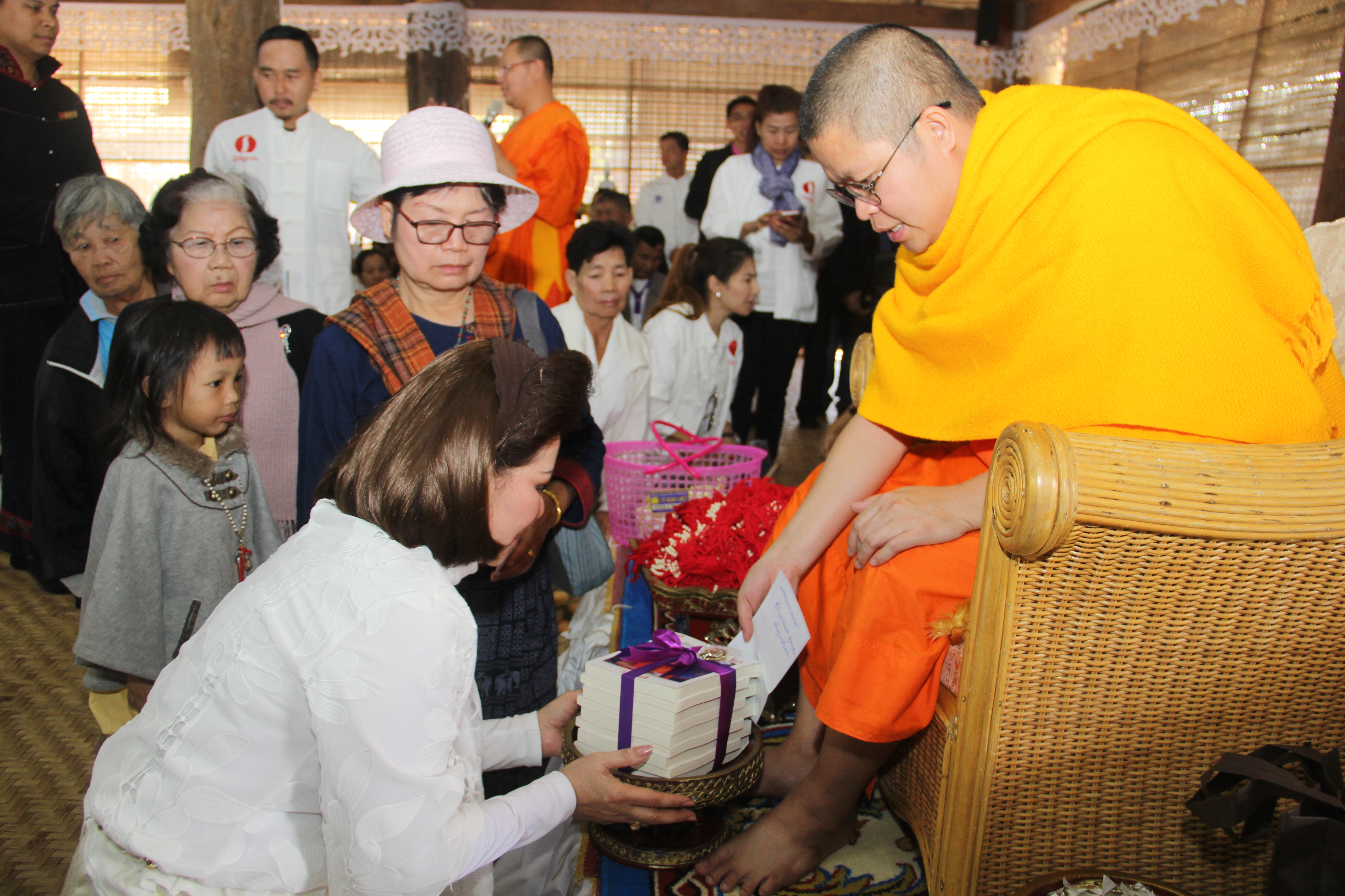 076 คุณผ่องพรรณ จันทร์โอชา นายกสมาคมภริยาข้าราชการ สป. นำคณะกรรมการสมาคมฯ ร่วมงาน“วันแห่งการให้ ปีที่ ๔”