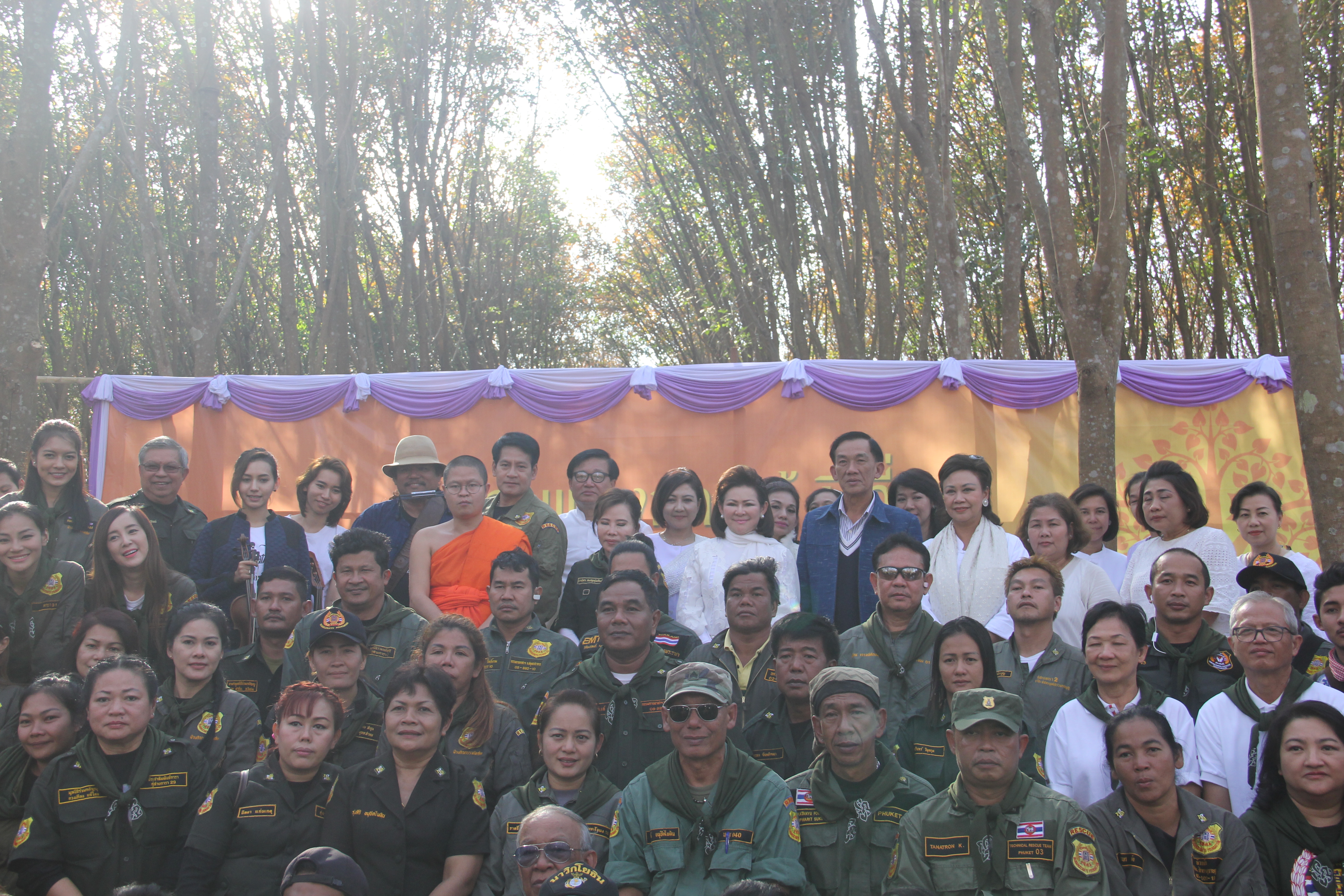 076 คุณผ่องพรรณ จันทร์โอชา นายกสมาคมภริยาข้าราชการ สป. นำคณะกรรมการสมาคมฯ ร่วมงาน“วันแห่งการให้ ปีที่ ๔”