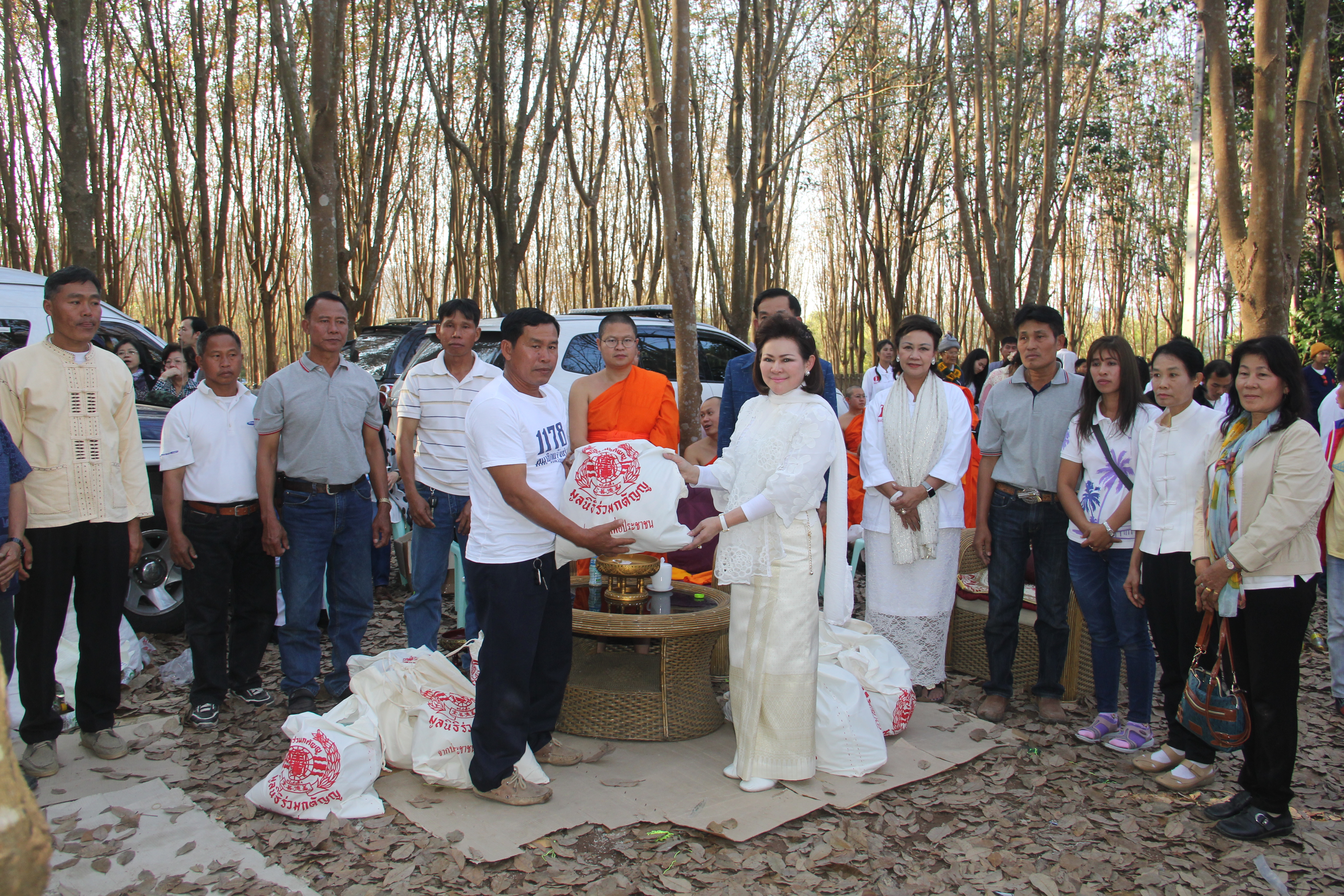 076 คุณผ่องพรรณ จันทร์โอชา นายกสมาคมภริยาข้าราชการ สป. นำคณะกรรมการสมาคมฯ ร่วมงาน“วันแห่งการให้ ปีที่ ๔”