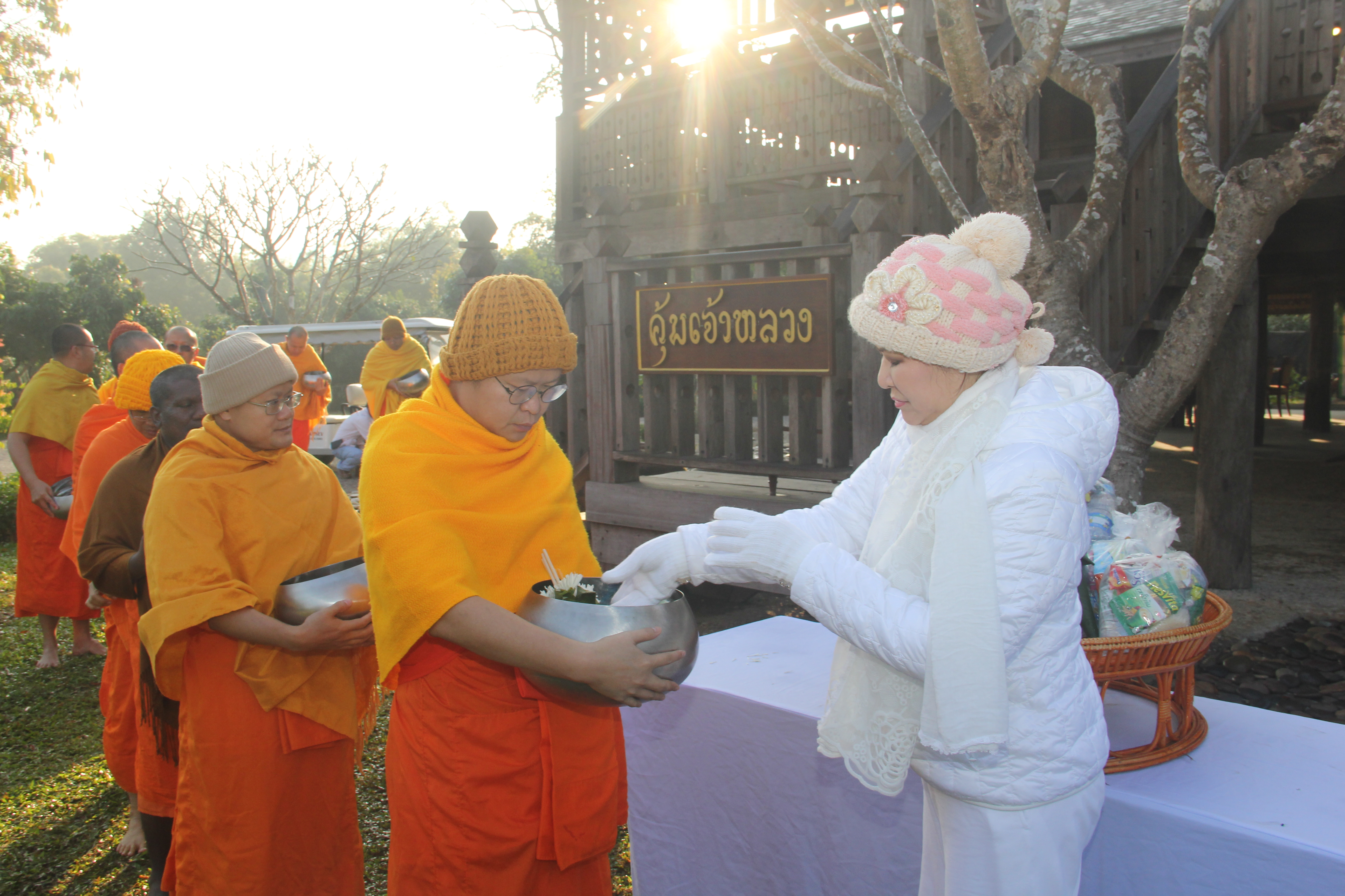 076 คุณผ่องพรรณ จันทร์โอชา นายกสมาคมภริยาข้าราชการ สป. นำคณะกรรมการสมาคมฯ ร่วมงาน“วันแห่งการให้ ปีที่ ๔”