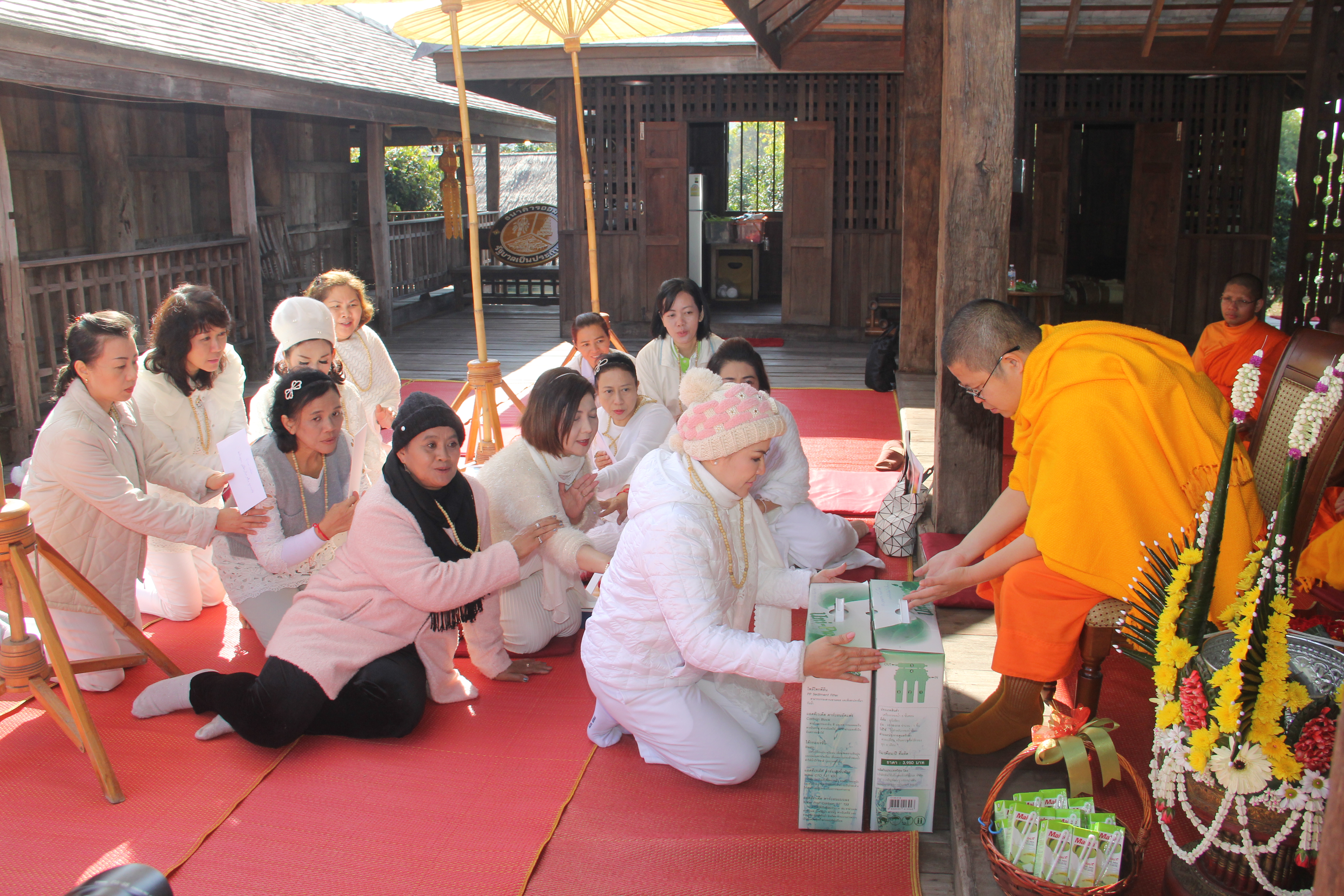 076 คุณผ่องพรรณ จันทร์โอชา นายกสมาคมภริยาข้าราชการ สป. นำคณะกรรมการสมาคมฯ ร่วมงาน“วันแห่งการให้ ปีที่ ๔”