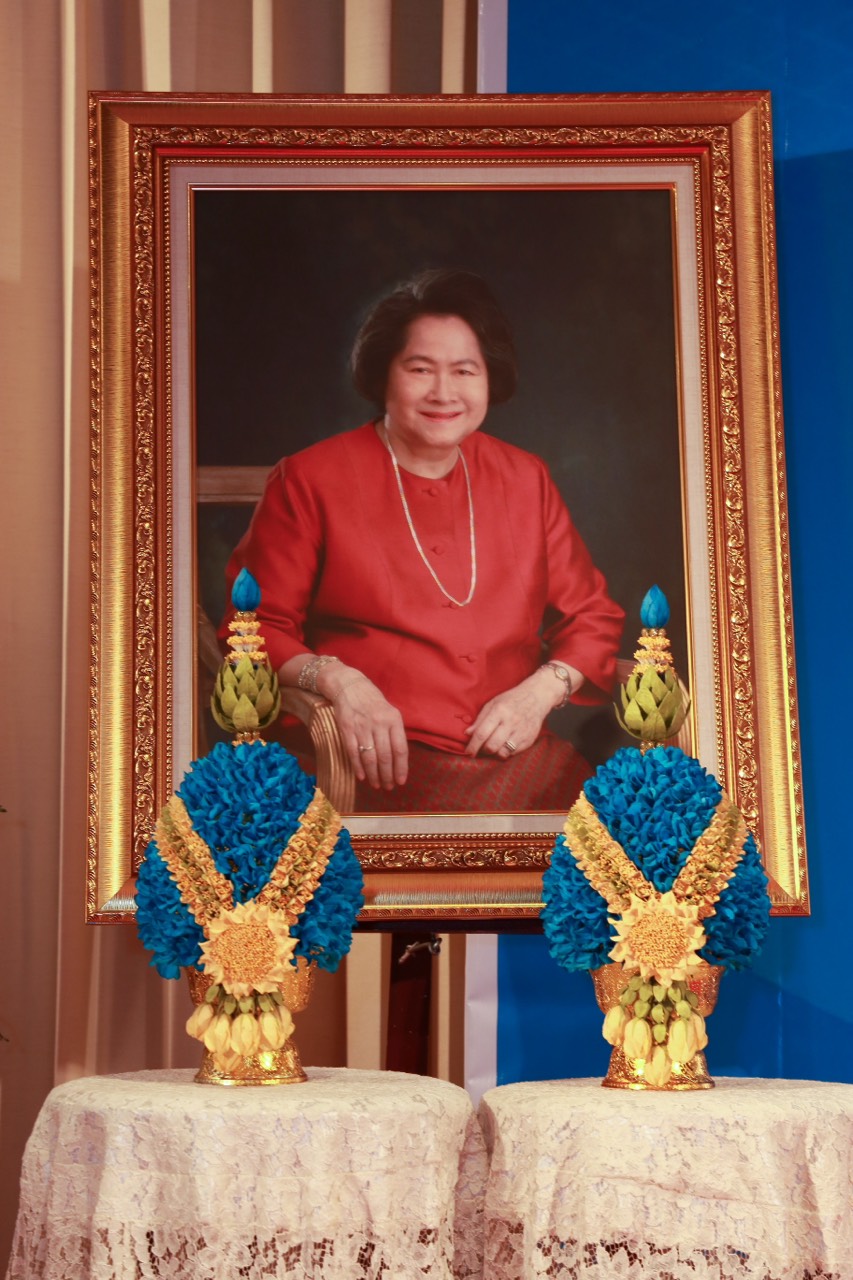 077 สภาสังคมสงเคราะห์แห่งประเทศไทยในพระบรมราชูปถัมภ์มอบโล่เกียรติคุณแก่สมาคมภริยาข้าราชการ สป.