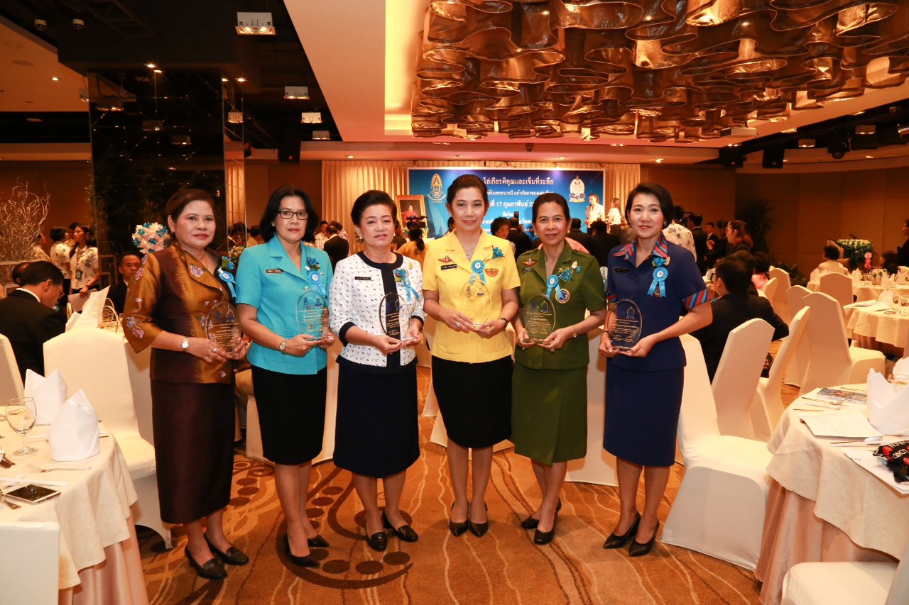077 สภาสังคมสงเคราะห์แห่งประเทศไทยในพระบรมราชูปถัมภ์มอบโล่เกียรติคุณแก่สมาคมภริยาข้าราชการ สป.