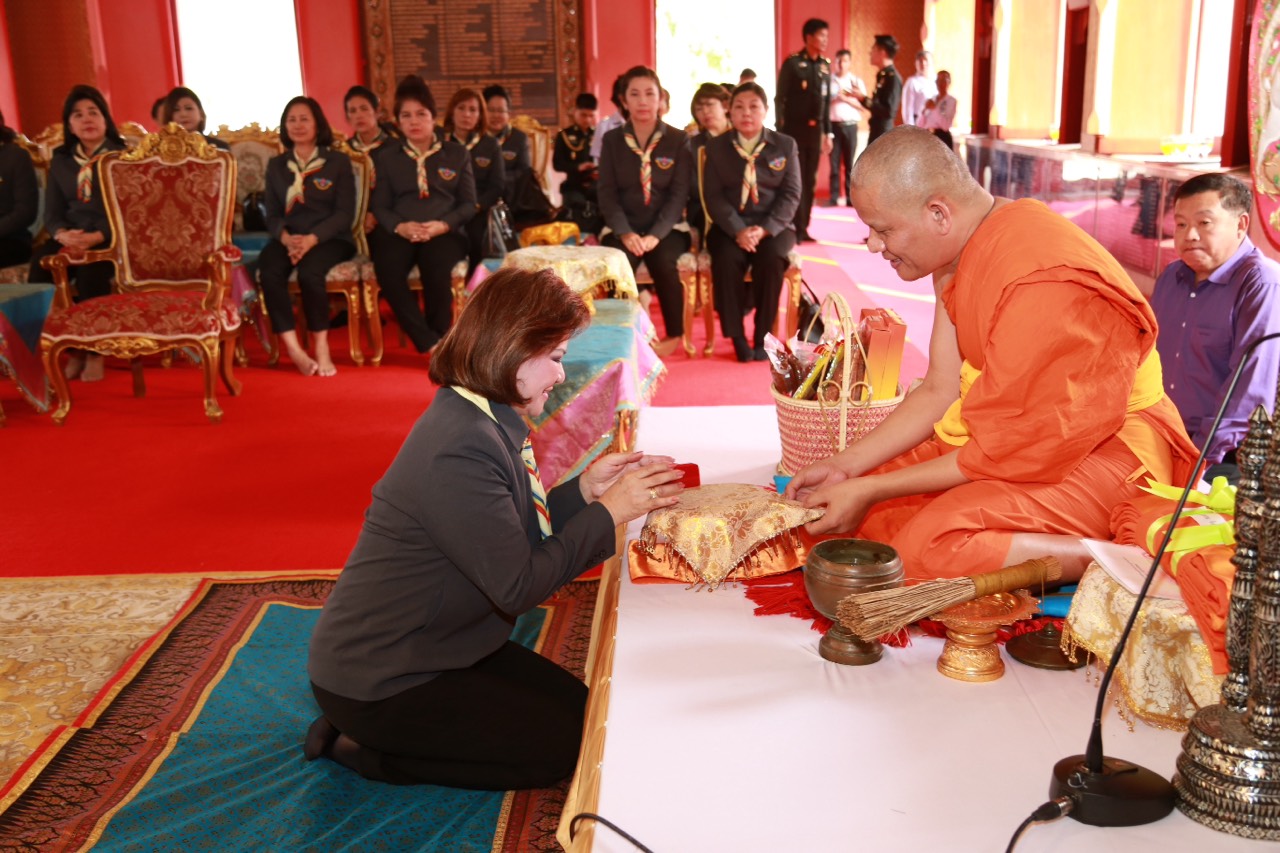 079 นายกสมาคมภริยาฯ นำคณะกรรมการฯ เข้าสักการะสิ่งศักดิ์สิทธิ์ ที่วัดวรนาถบรรพต(วัดเขากบ)