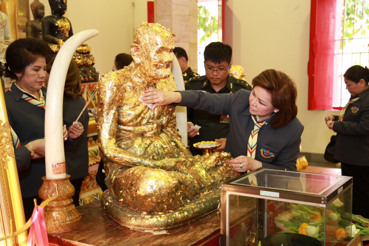 079 นายกสมาคมภริยาฯ นำคณะกรรมการฯ เข้าสักการะสิ่งศักดิ์สิทธิ์ ที่วัดวรนาถบรรพต(วัดเขากบ)