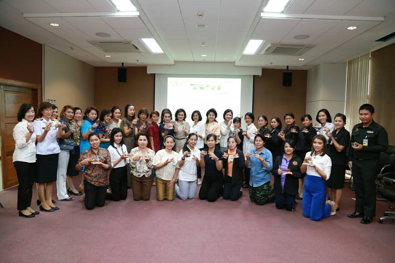 080 นายกสมาคมภริยาฯ จัดกิจกรรมฝึกอบรมเพิ่มพูนทักษะและความรู้ "เพนท์แก้ว"