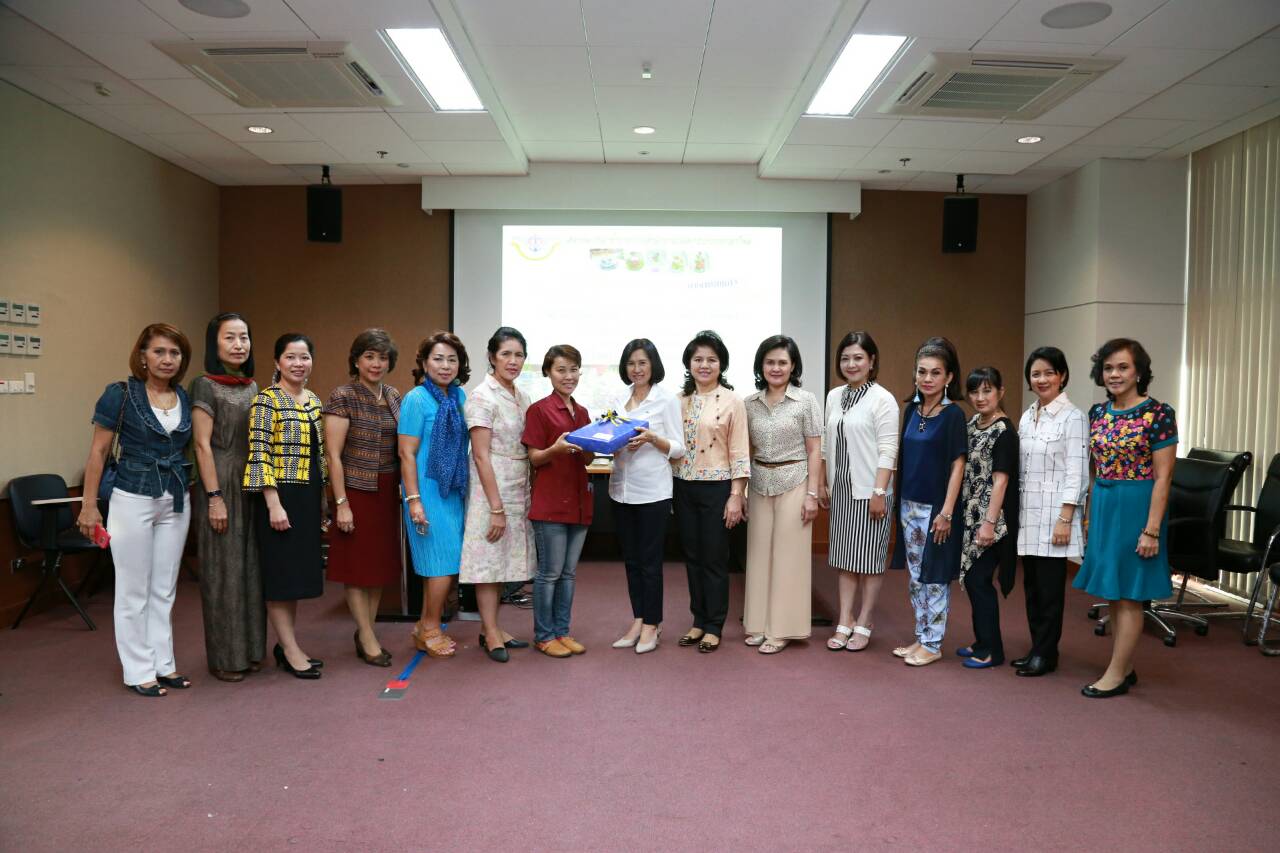 080 นายกสมาคมภริยาฯ จัดกิจกรรมฝึกอบรมเพิ่มพูนทักษะและความรู้ "เพนท์แก้ว"