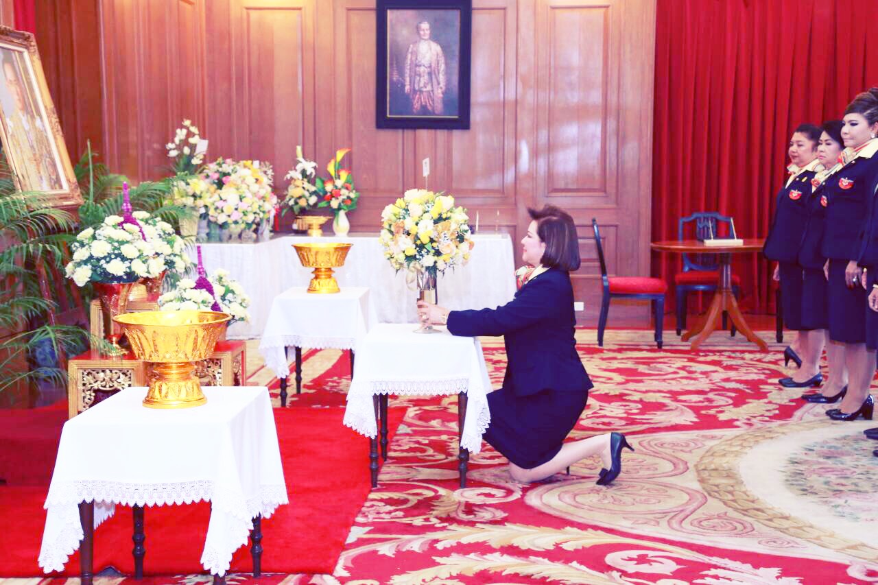 081 นายกสมาคมภริยาฯ นำคณะกรรมการสมาคมฯ ร่วมลงนามถวายพระพร พระบาทสมเด็จพระเจ้าอยู่หัวฯ