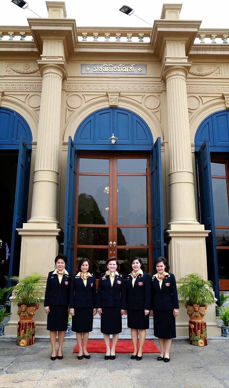 081 นายกสมาคมภริยาฯ นำคณะกรรมการสมาคมฯ ร่วมลงนามถวายพระพร พระบาทสมเด็จพระเจ้าอยู่หัวฯ