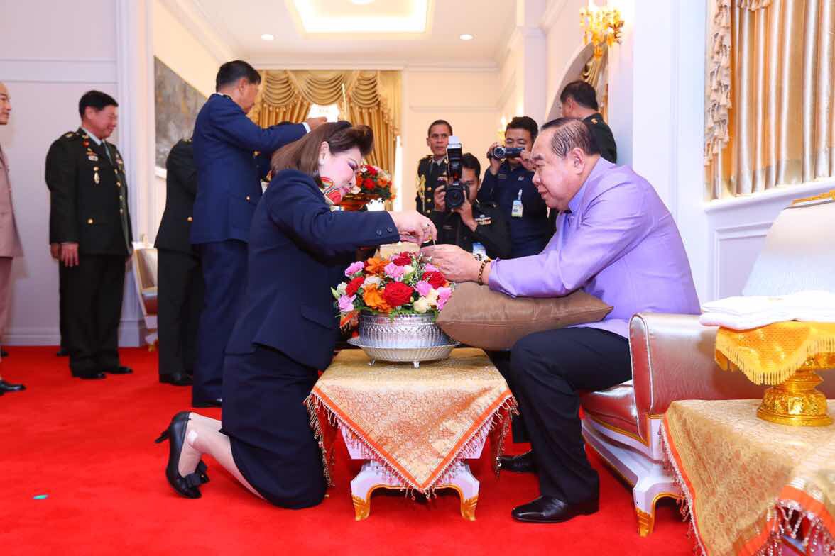 091 ปลัดกระทรวงกลาโหม และนายกสมาคมภริยาฯ เข้ารดน้ำขอพร พลเอก ประวิตร วงษ์สุวรรณ เนื่องในโอกาสวันสงกรานต์ ๒๕๕๙