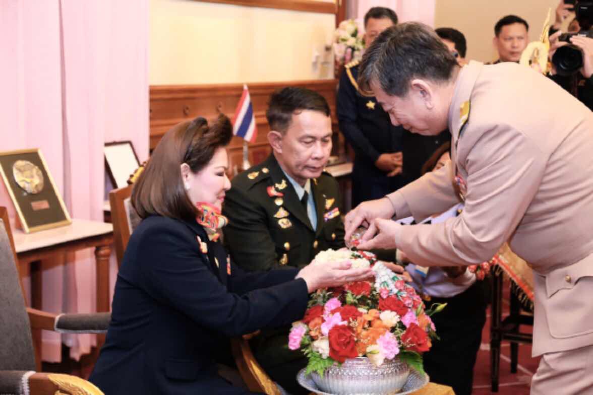 092 ปลัดกระทรวงกลาโหมและนายกสมาคมภริยาฯ เป็นประธานในพิธีรดน้ำและขอรับพรผู้บังคับบัญชาเนื่องในวันสงกรานต์ ประจำปี ๒๕๕๙