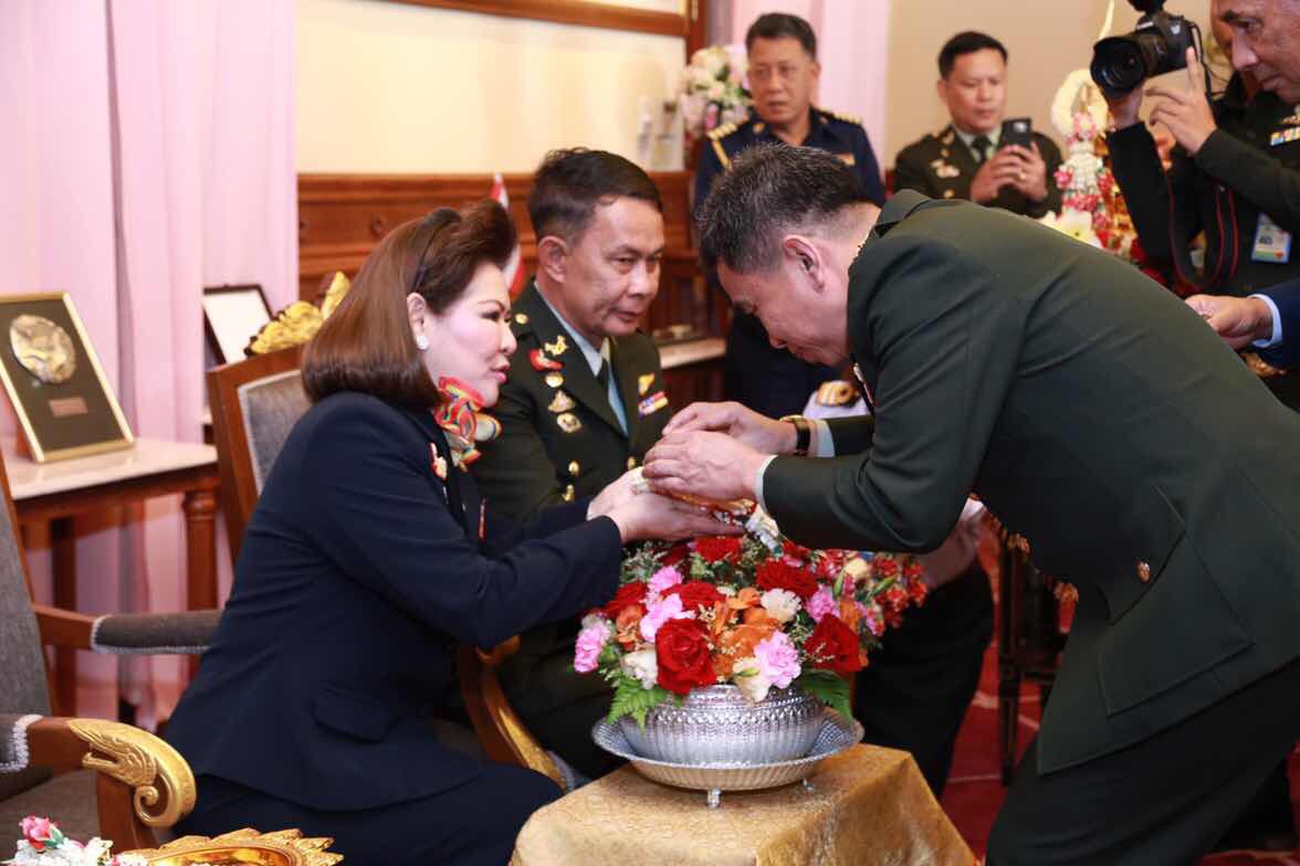 092 ปลัดกระทรวงกลาโหมและนายกสมาคมภริยาฯ เป็นประธานในพิธีรดน้ำและขอรับพรผู้บังคับบัญชาเนื่องในวันสงกรานต์ ประจำปี ๒๕๕๙