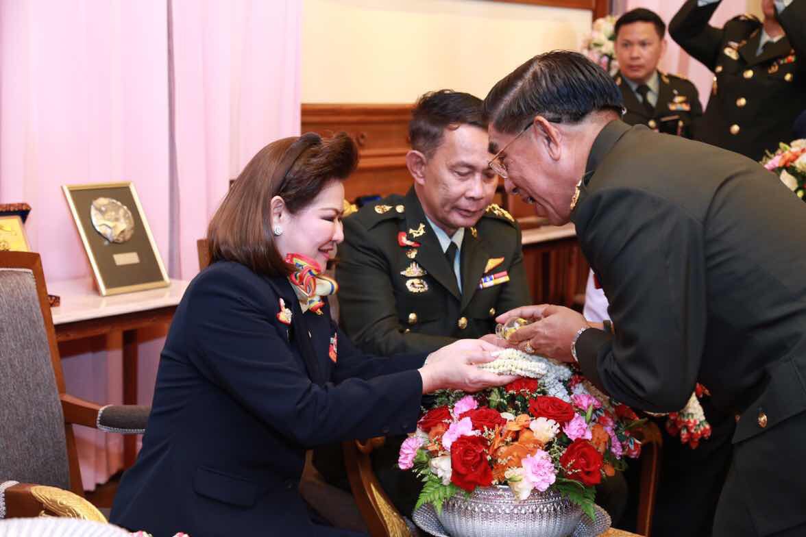 092 ปลัดกระทรวงกลาโหมและนายกสมาคมภริยาฯ เป็นประธานในพิธีรดน้ำและขอรับพรผู้บังคับบัญชาเนื่องในวันสงกรานต์ ประจำปี ๒๕๕๙