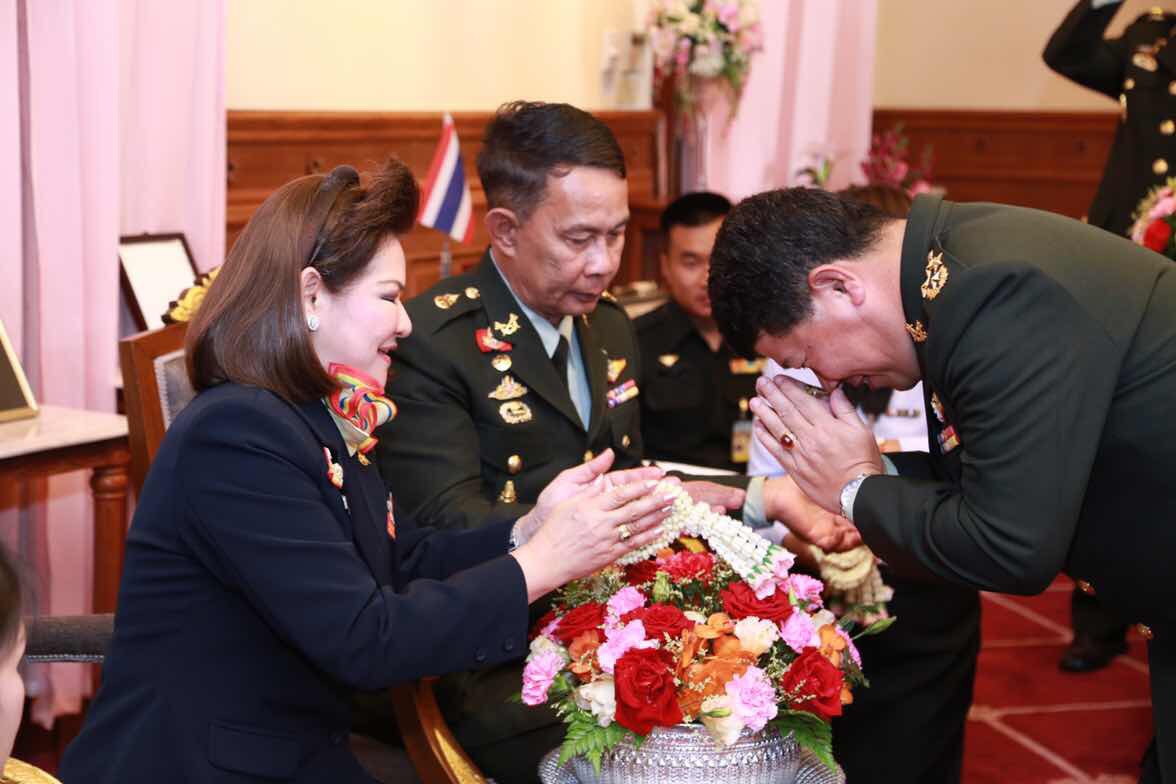 092 ปลัดกระทรวงกลาโหมและนายกสมาคมภริยาฯ เป็นประธานในพิธีรดน้ำและขอรับพรผู้บังคับบัญชาเนื่องในวันสงกรานต์ ประจำปี ๒๕๕๙