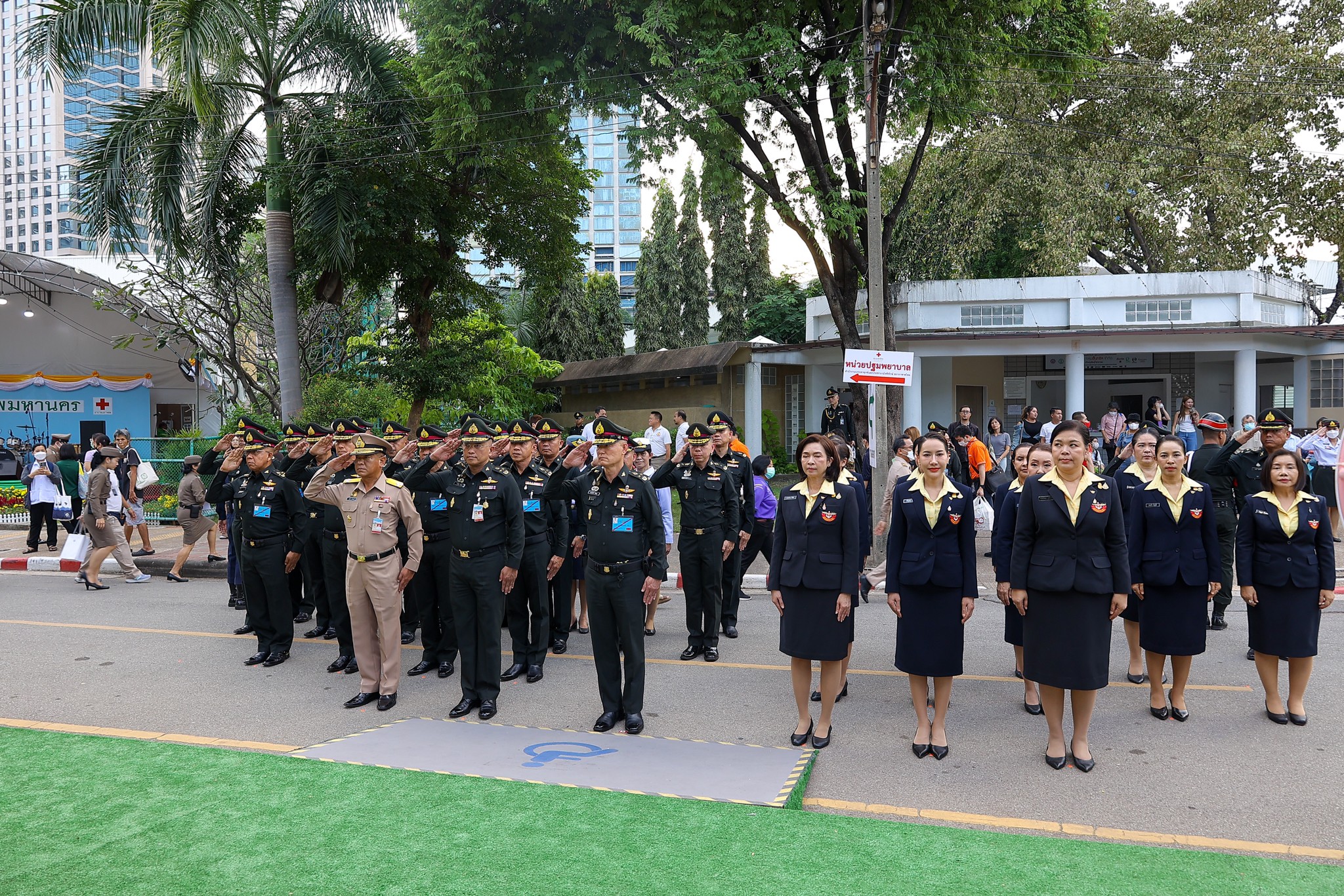 ๐๔๑ พิธีเปิดกรวยดอกไม้ถวายราชสักการะ เบื้องหน้าพระบรมฉายาลักษณ์ พระบาทสมเด็จพระเจ้าอยู่หัว และสมเ...