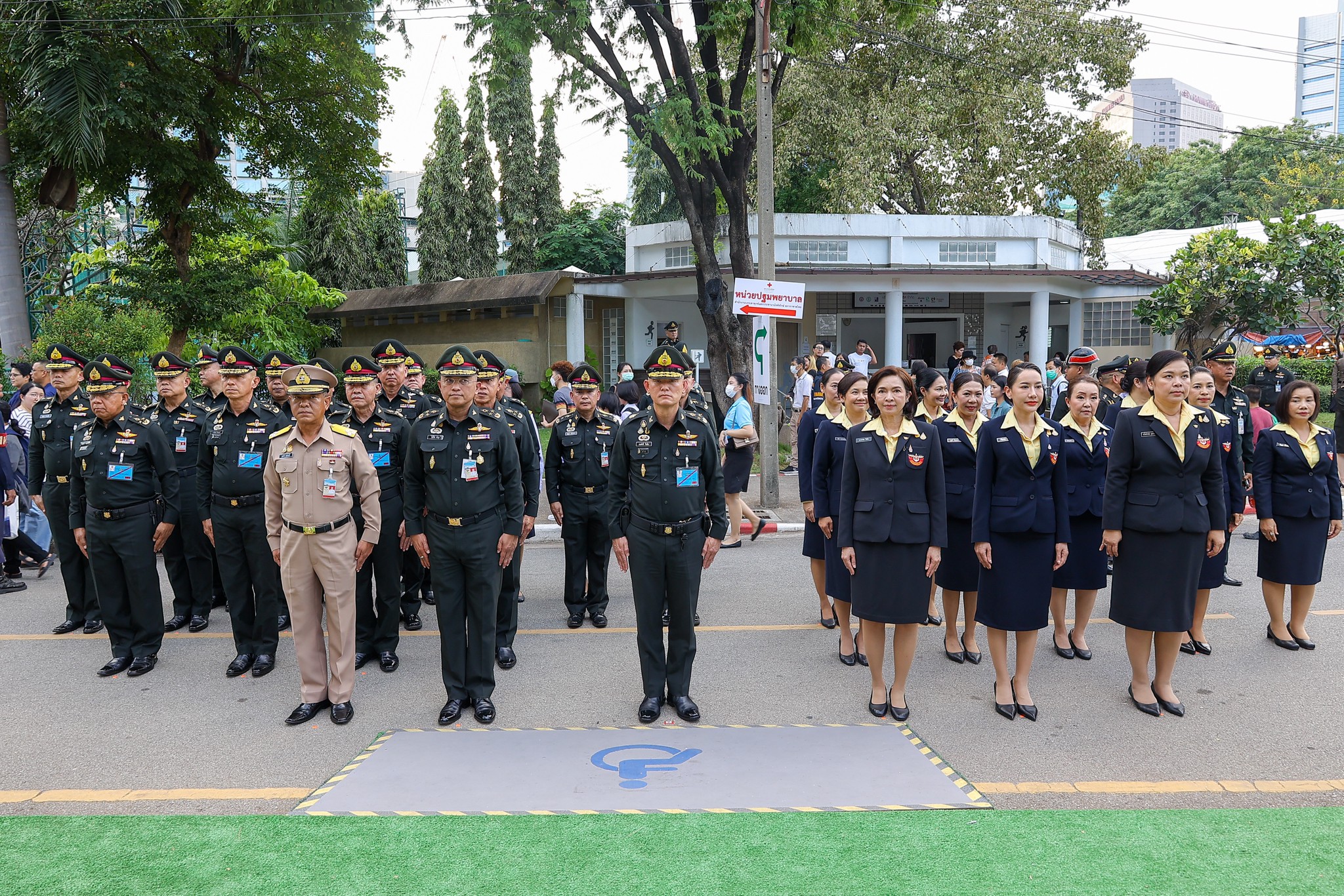 ๐๔๑ พิธีเปิดกรวยดอกไม้ถวายราชสักการะ เบื้องหน้าพระบรมฉายาลักษณ์ พระบาทสมเด็จพระเจ้าอยู่หัว และสมเด็จพระนางเจ้าฯ พระบรมราชินี