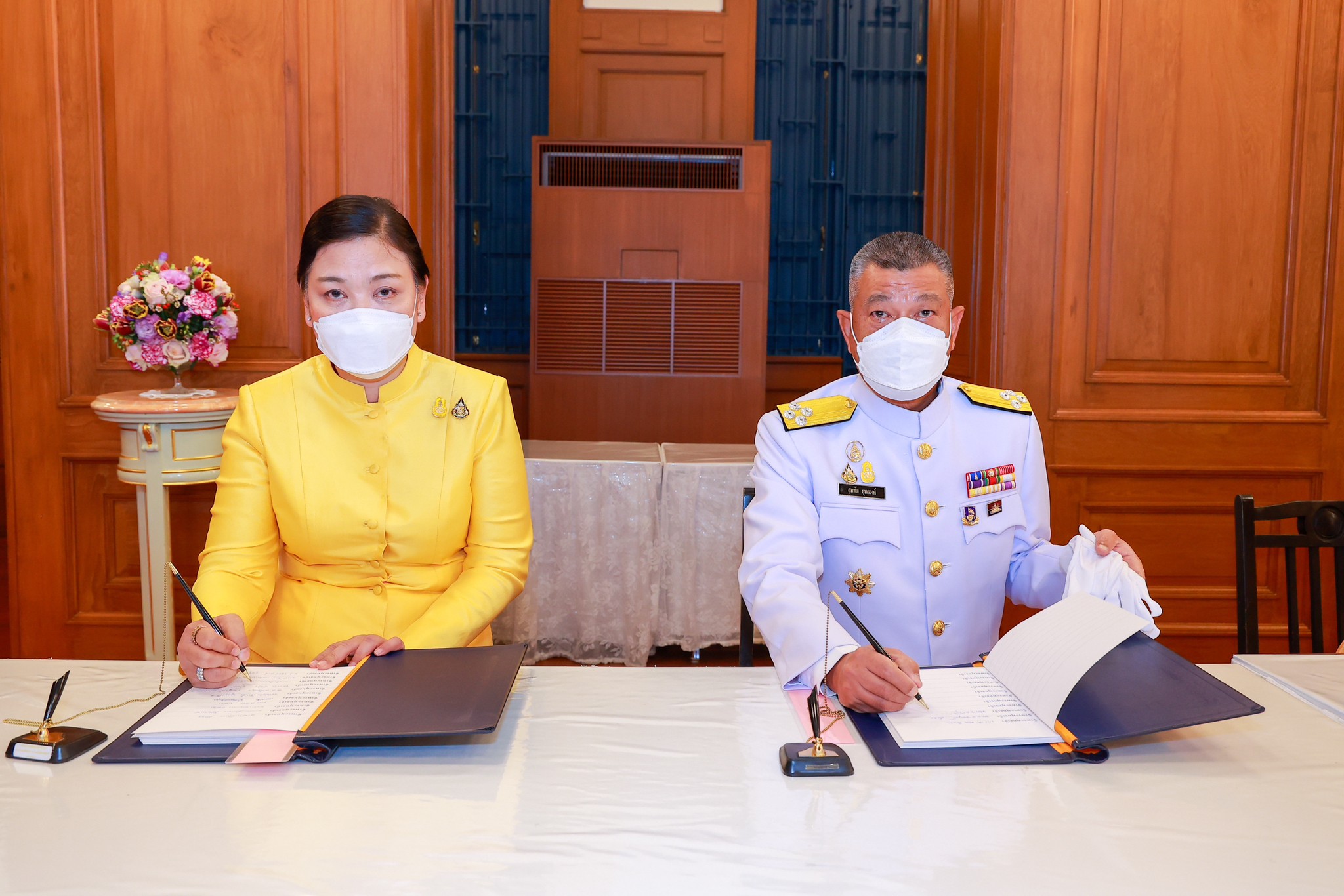 ๐๔๓ ปล.กห. และ นายกสมาคมภริยาข้าราชการ สป. พร้อมคณะนายทหารชั้นผู้ใหญ่ และคู่สมรส ร่วมลงนามถวายพระพรชัยมงคล เนื่องในโอกาสวันขึ้นปีใหม่ พุทธศักราช ๒๕๖๗