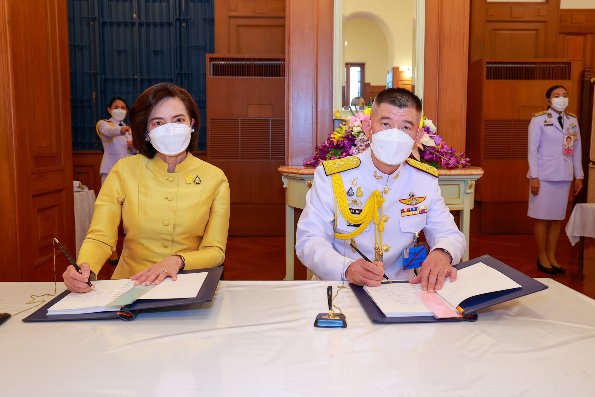 ๐๔๓ ปล.กห. และ นายกสมาคมภริยาข้าราชการ สป. พร้อมคณะนายทหารชั้นผู้ใหญ่ และคู่สมรส ร่วมลงนามถวายพระพรชัยมงคล เนื่องในโอกาสวันขึ้นปีใหม่ พุทธศักราช ๒๕๖๗