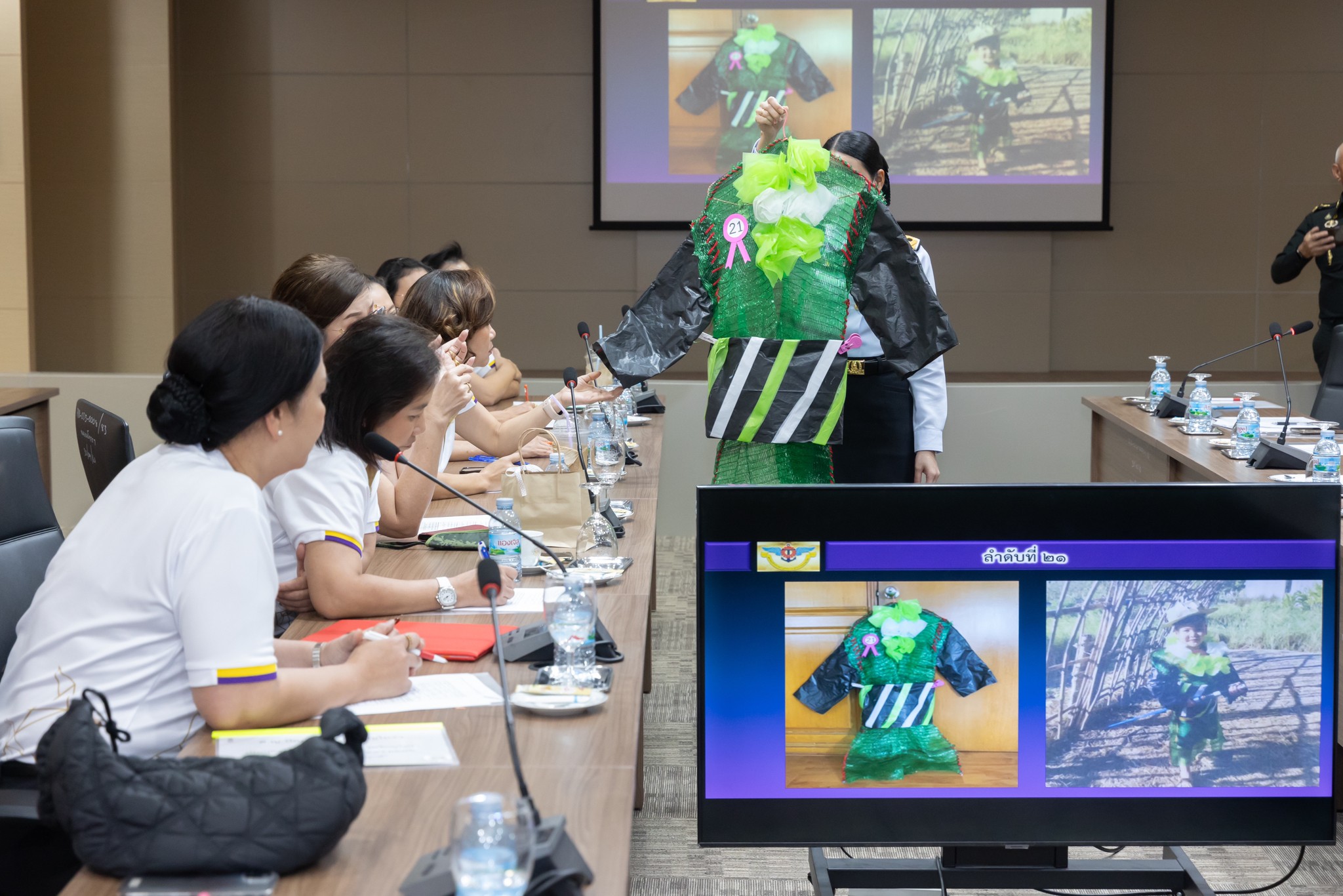 ๐๔๔ นายกสมาคมภริยาข้าราชการ สป. พร้อมด้วยอุปนายกสมาคมฯ ร่วมตัดสินการประกวด การประดิษฐ์เครื่องแต่งกายด้วยวัสดุเหลือใช้