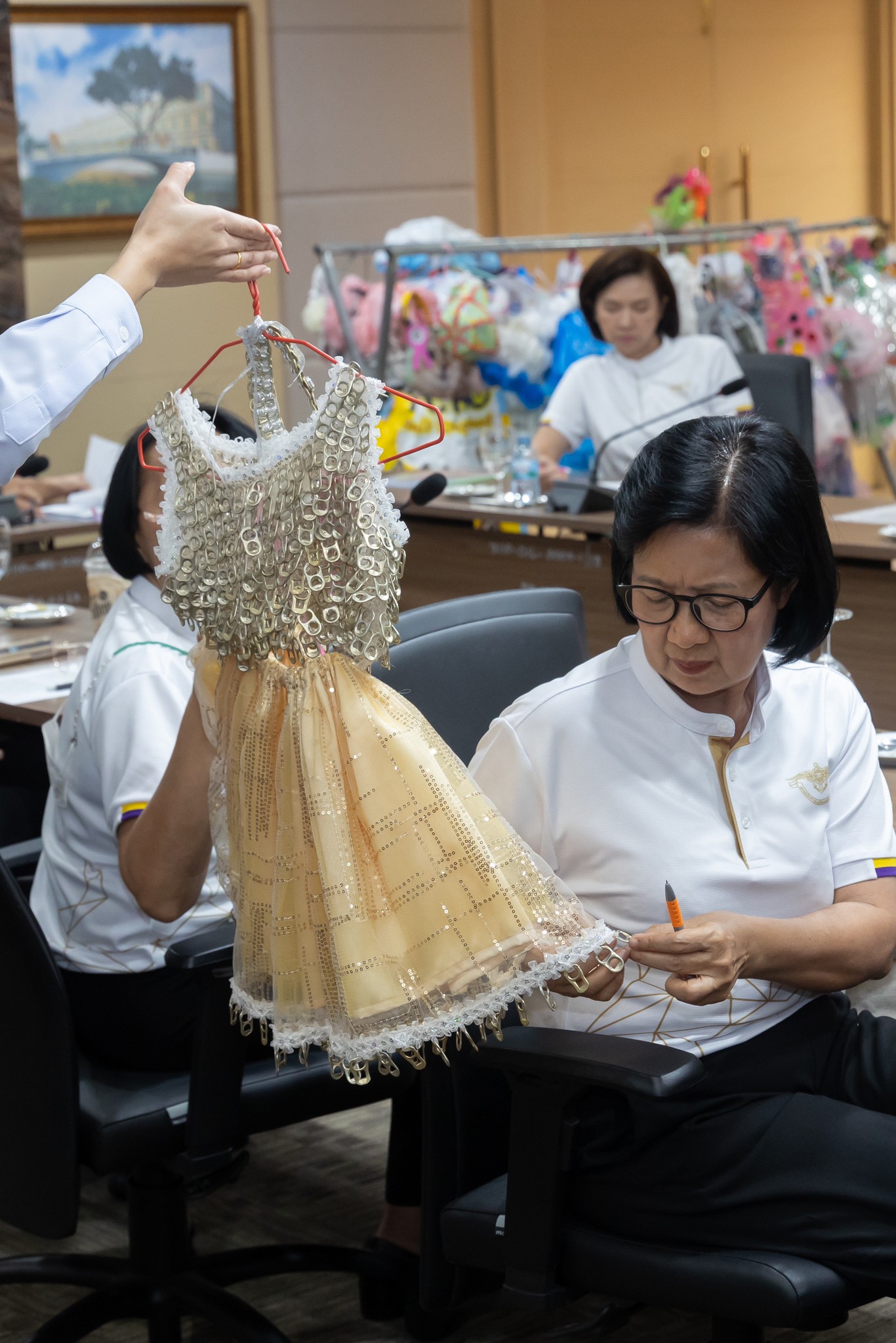 ๐๔๔ นายกสมาคมภริยาข้าราชการ สป. พร้อมด้วยอุปนายกสมาคมฯ ร่วมตัดสินการประกวด การประดิษฐ์เครื่องแต่งกายด้วยวัสดุเหลือใช้